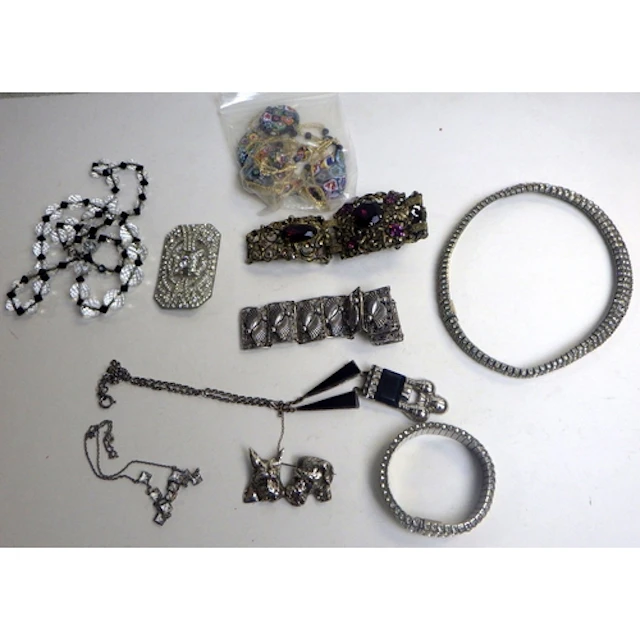 A qty of costume jewellery to inc bracelets, necklaces etc