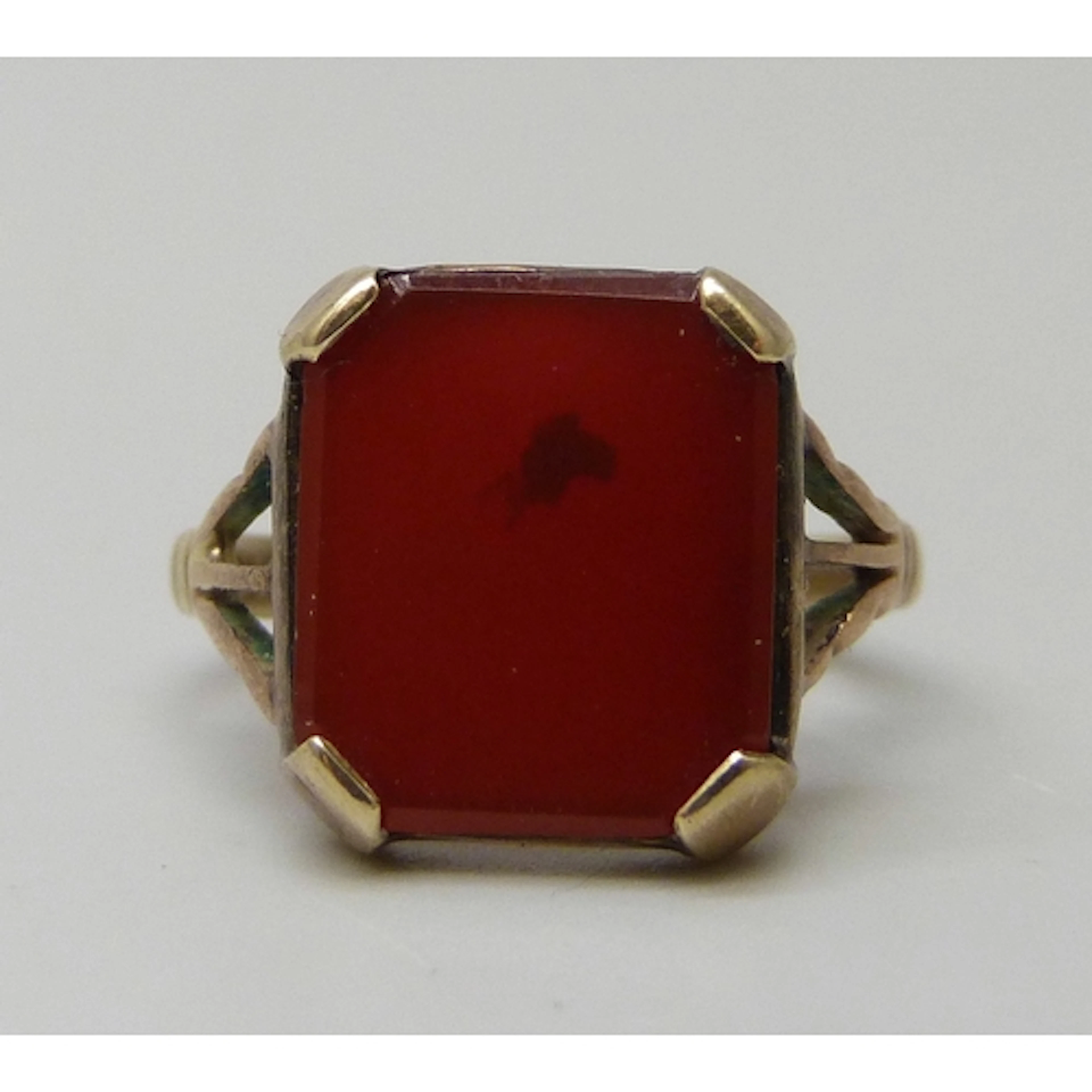 A 19th century 9ct gold and carnelian ring, 2.4g