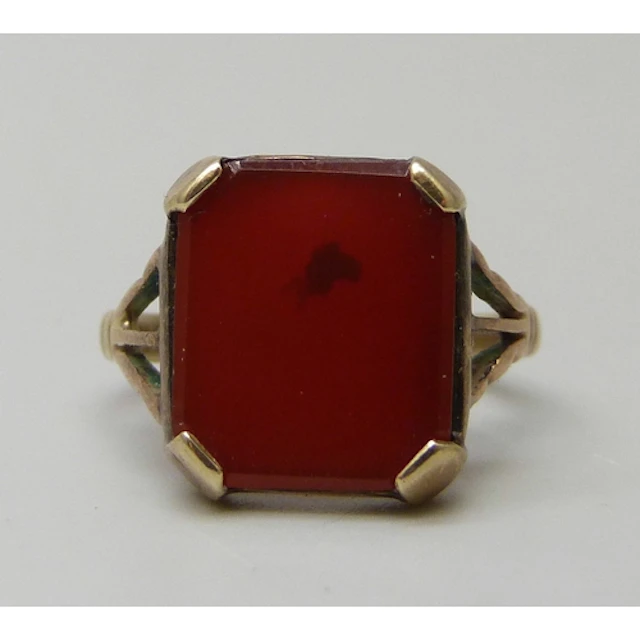 A 19th century 9ct gold and carnelian ring, 2.4g