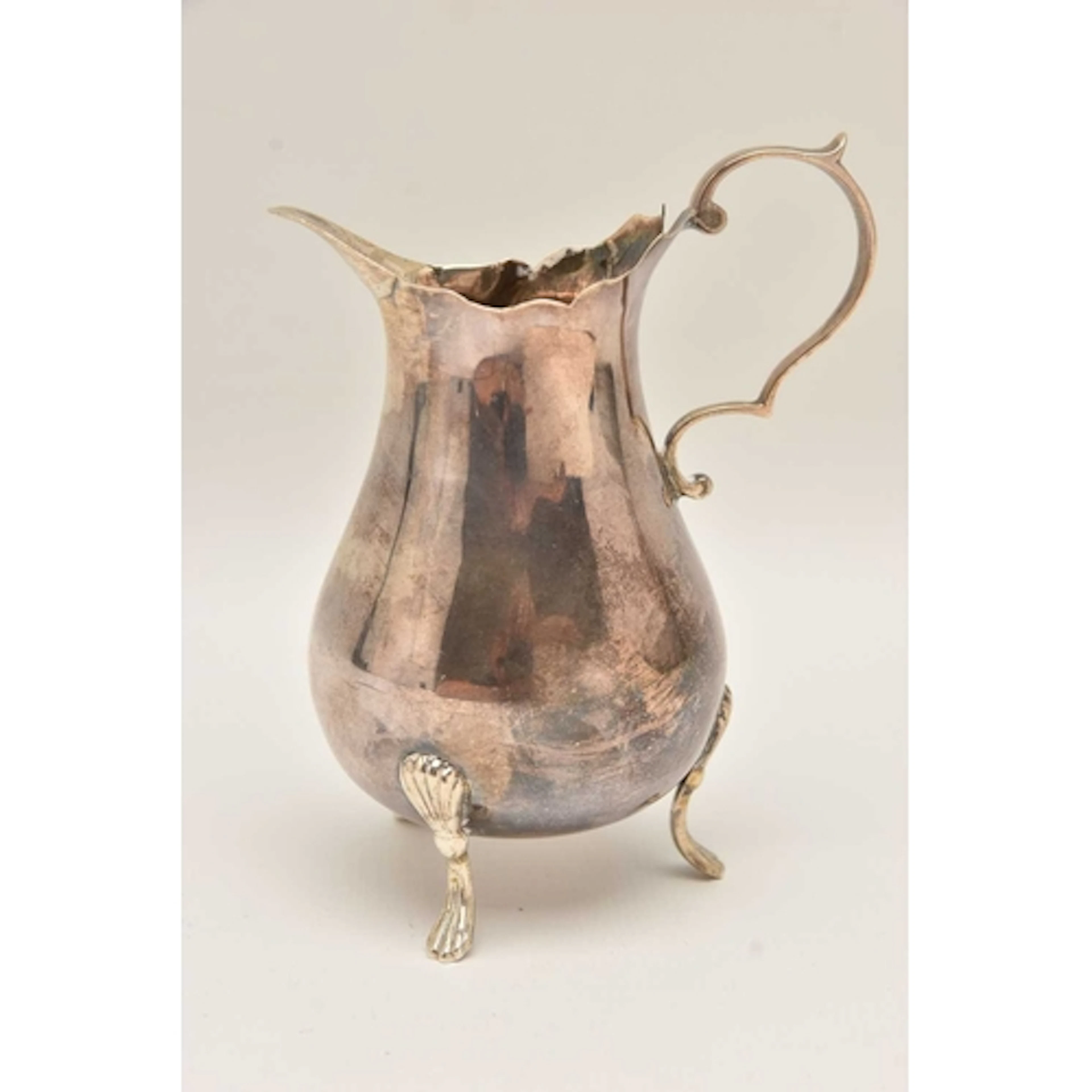 AN EARLY 20TH CENTURY SILVER CREAMER, polished form with wav...