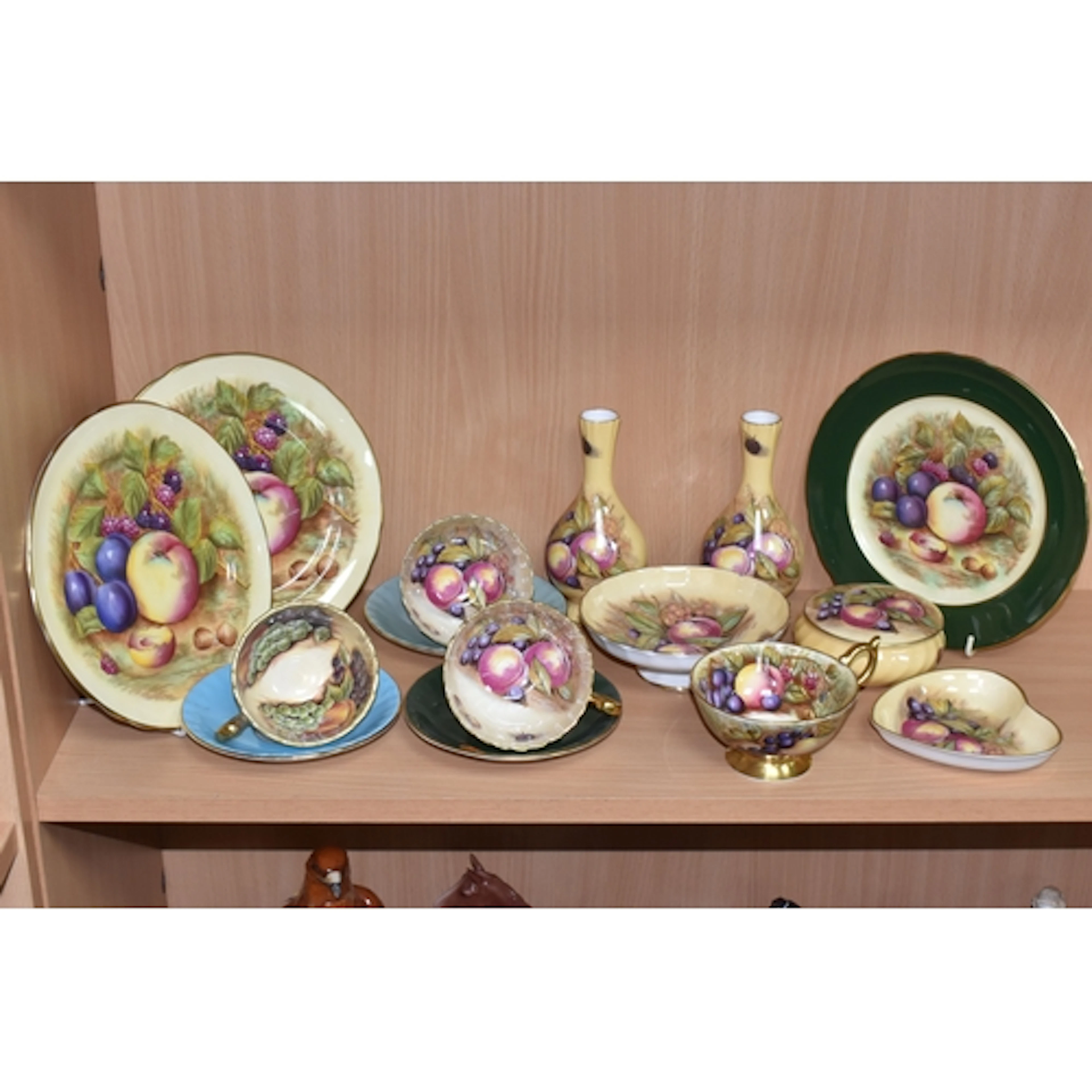 A GROUP OF FIFTEEN AYNSLEY 'ORCHARD GOLD' CERAMICS, comprisi...