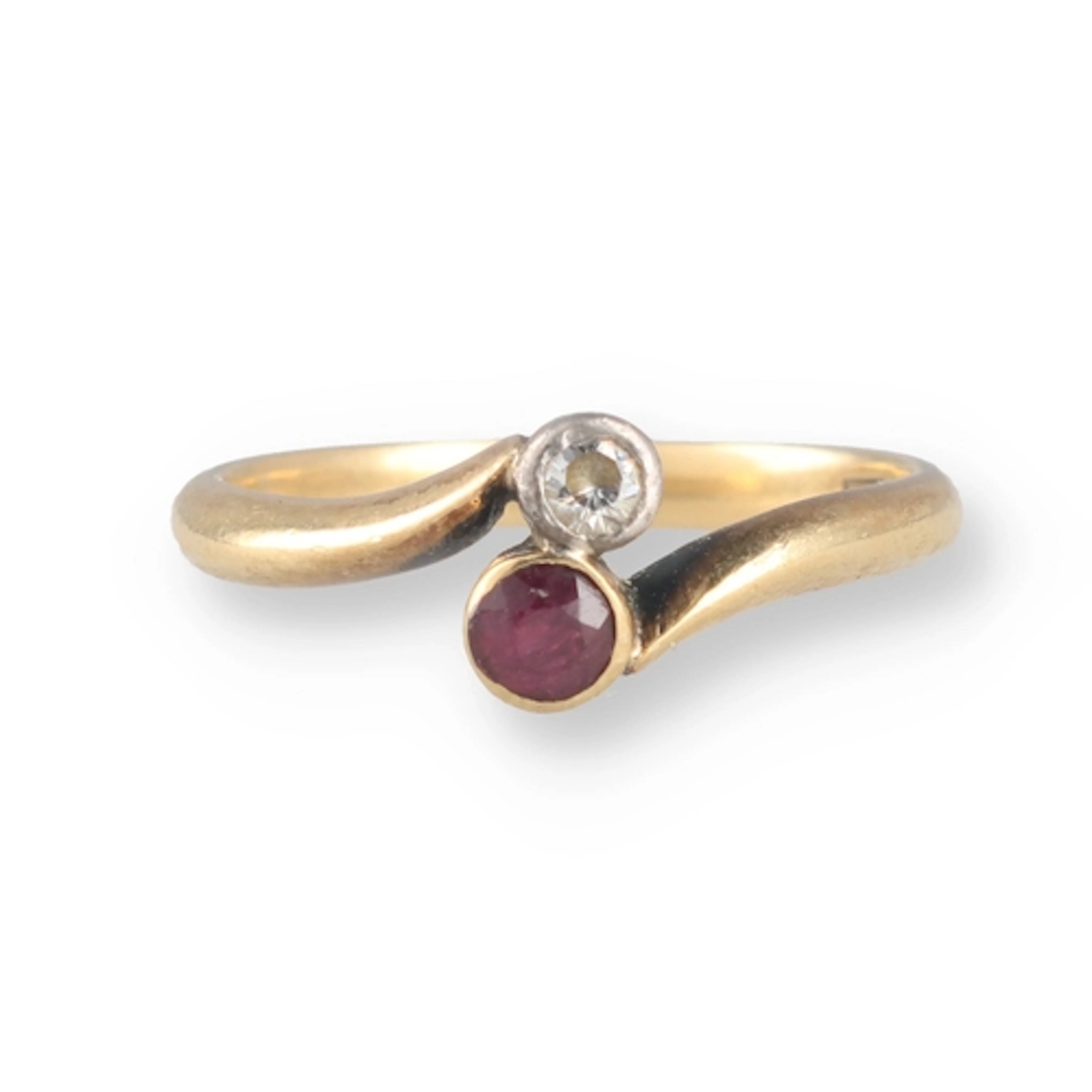 AN 18CT GOLD RUBY AND DIAMOND CROSSOVER RING Weight: 2.8gms ...