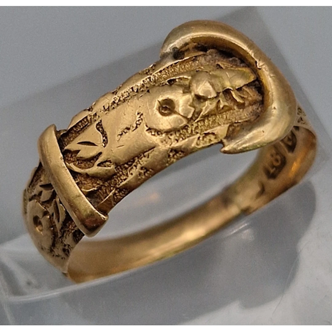 18ct gold buckle ring. 3.3g approx. (B.P. 21% + VAT)