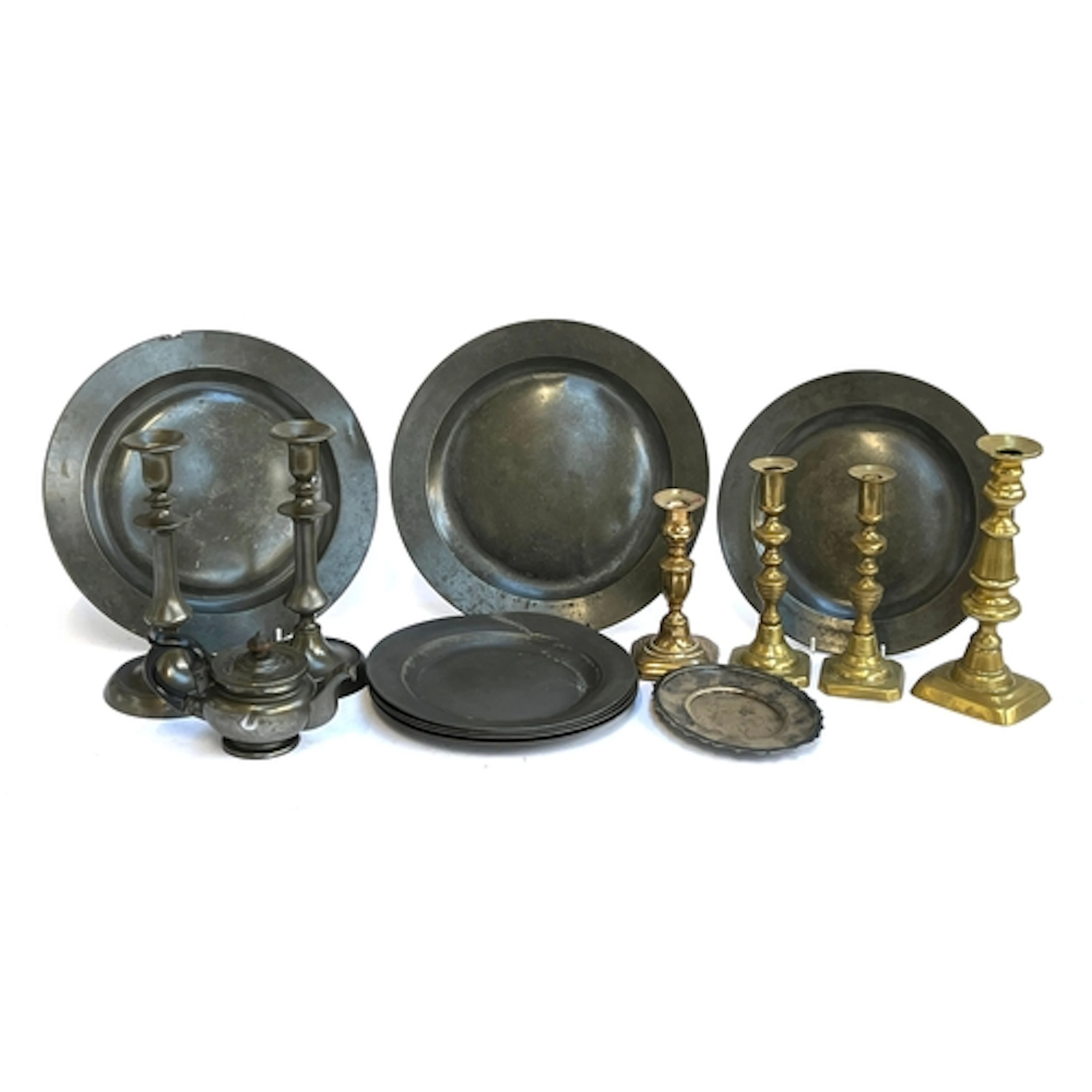 A lot of various pewter plates and chargers, the largest 31c...