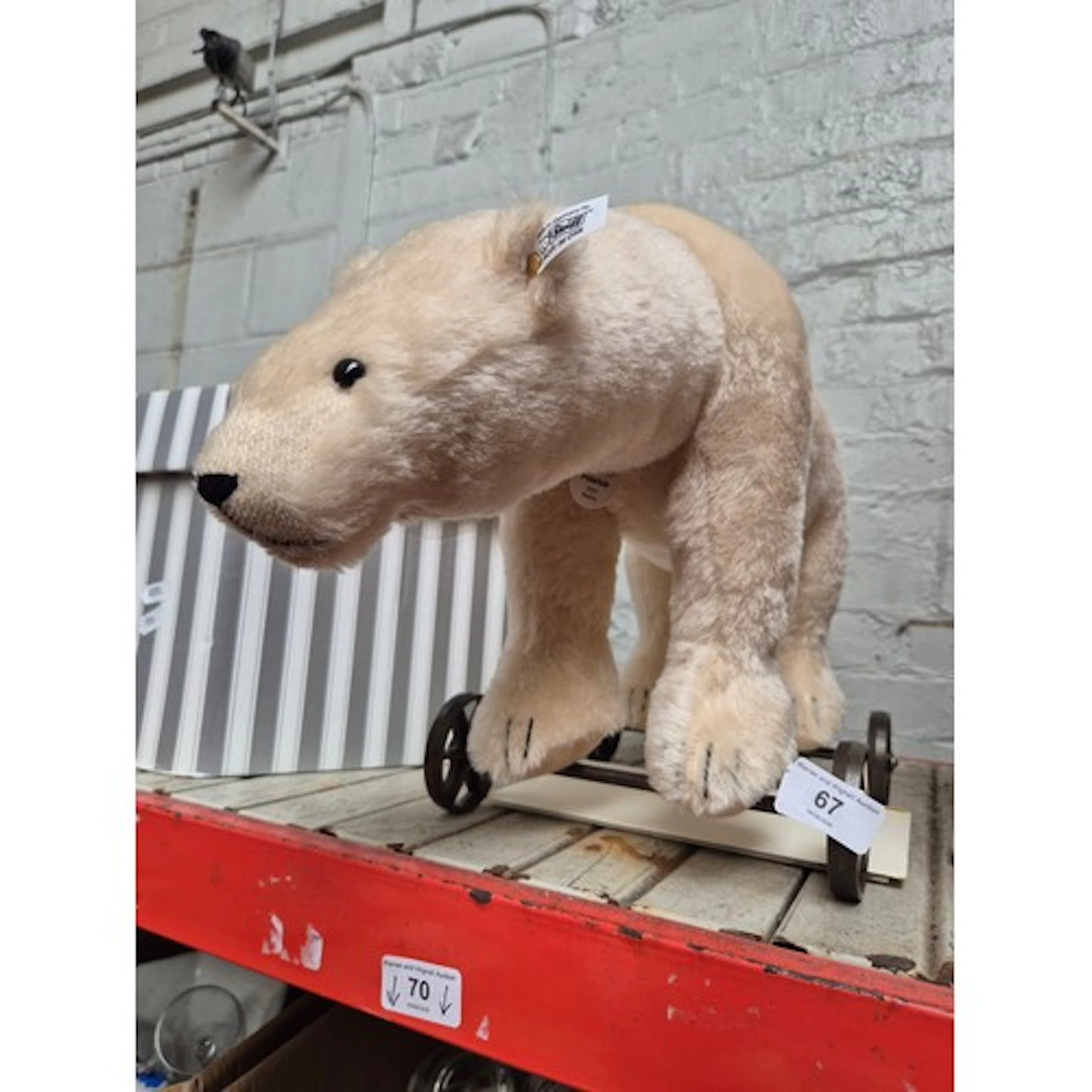 A Steiff polar bear on wheels 1910, approx. 31cm in height, ...
