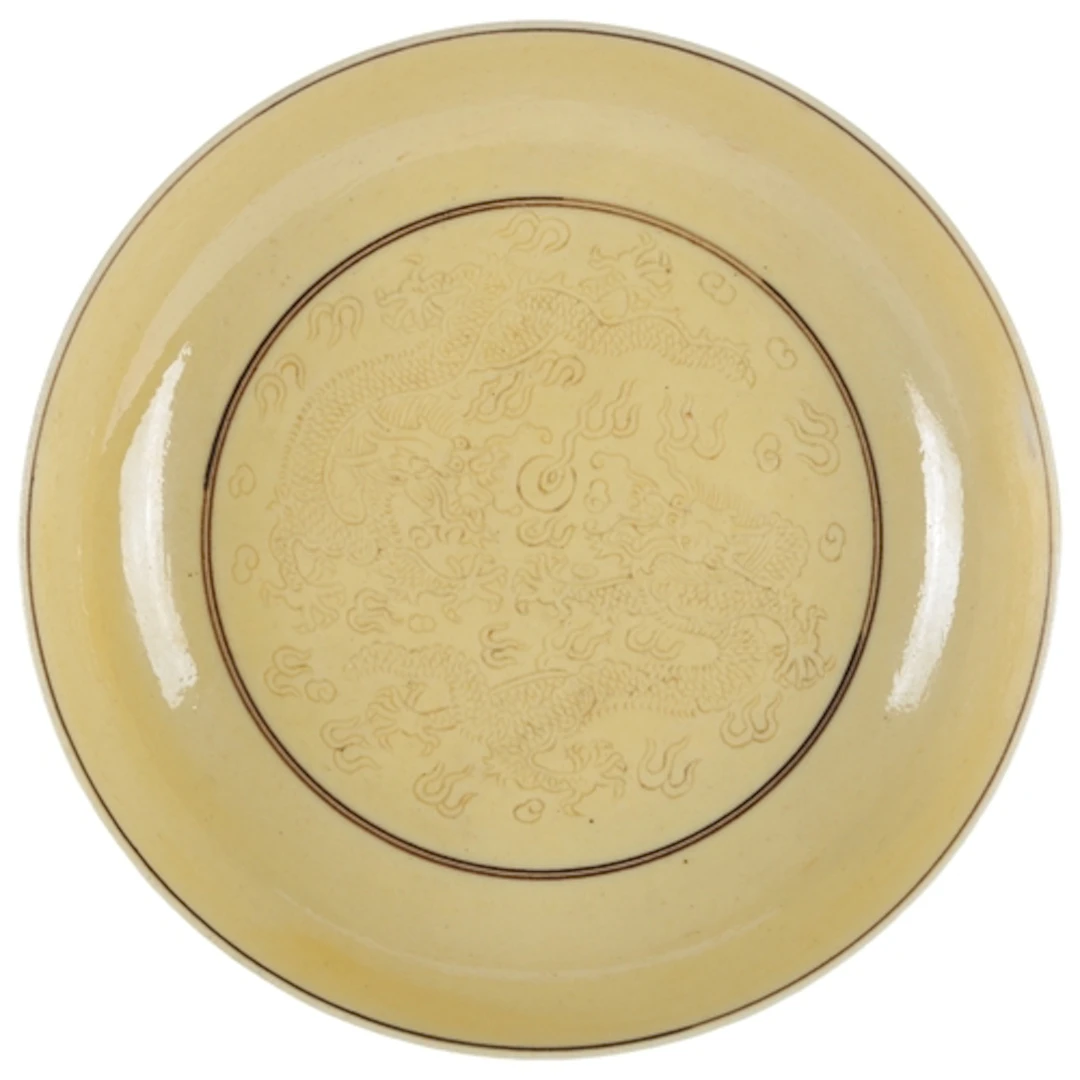 A Chinese sgraffito yellow ground dish, 14cm diameter