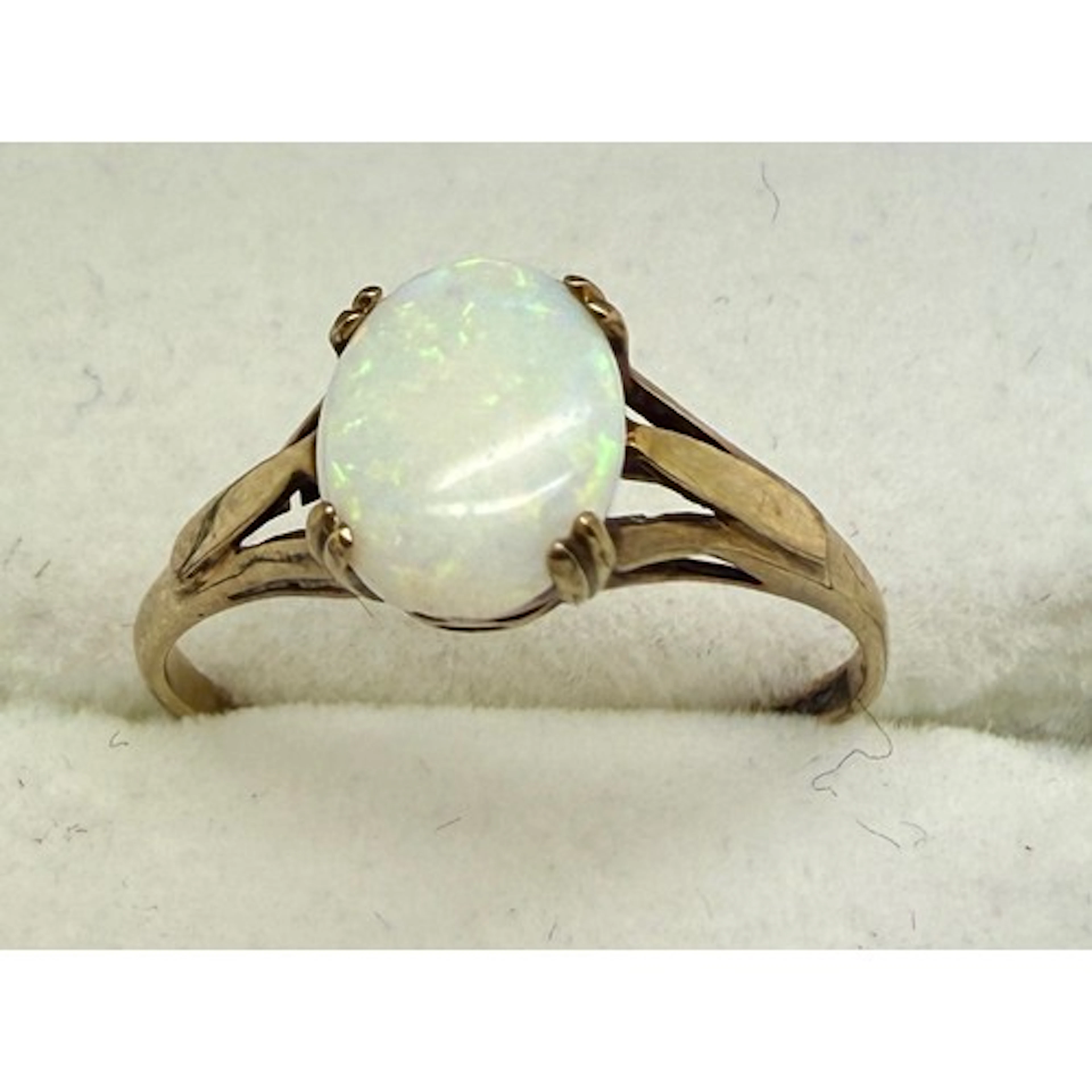 A 9 carat gold ring set with opal. Size M. Weight 1.1gm.