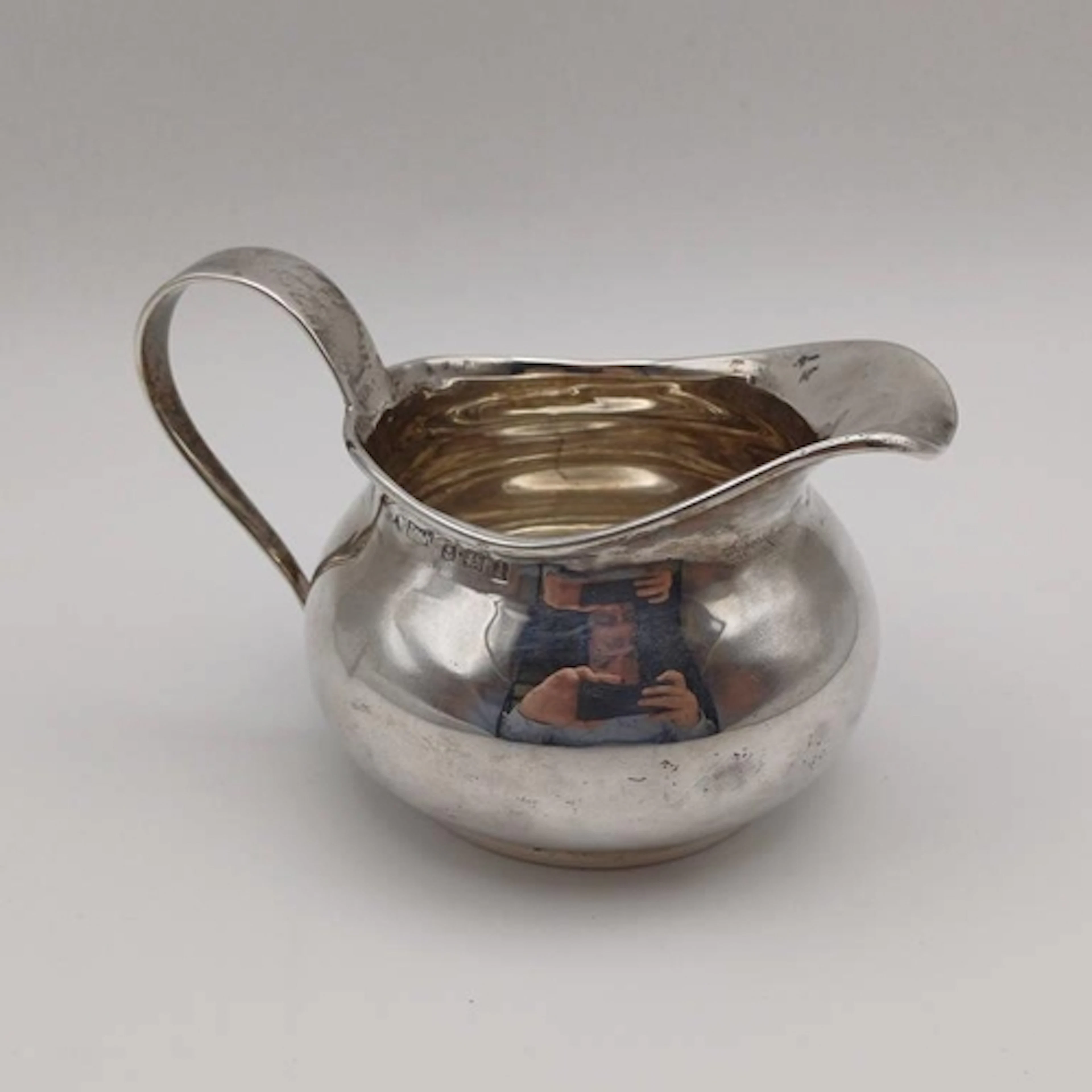 A SILVER CREAM JUG, BIRMINGHAM 1910. 81G