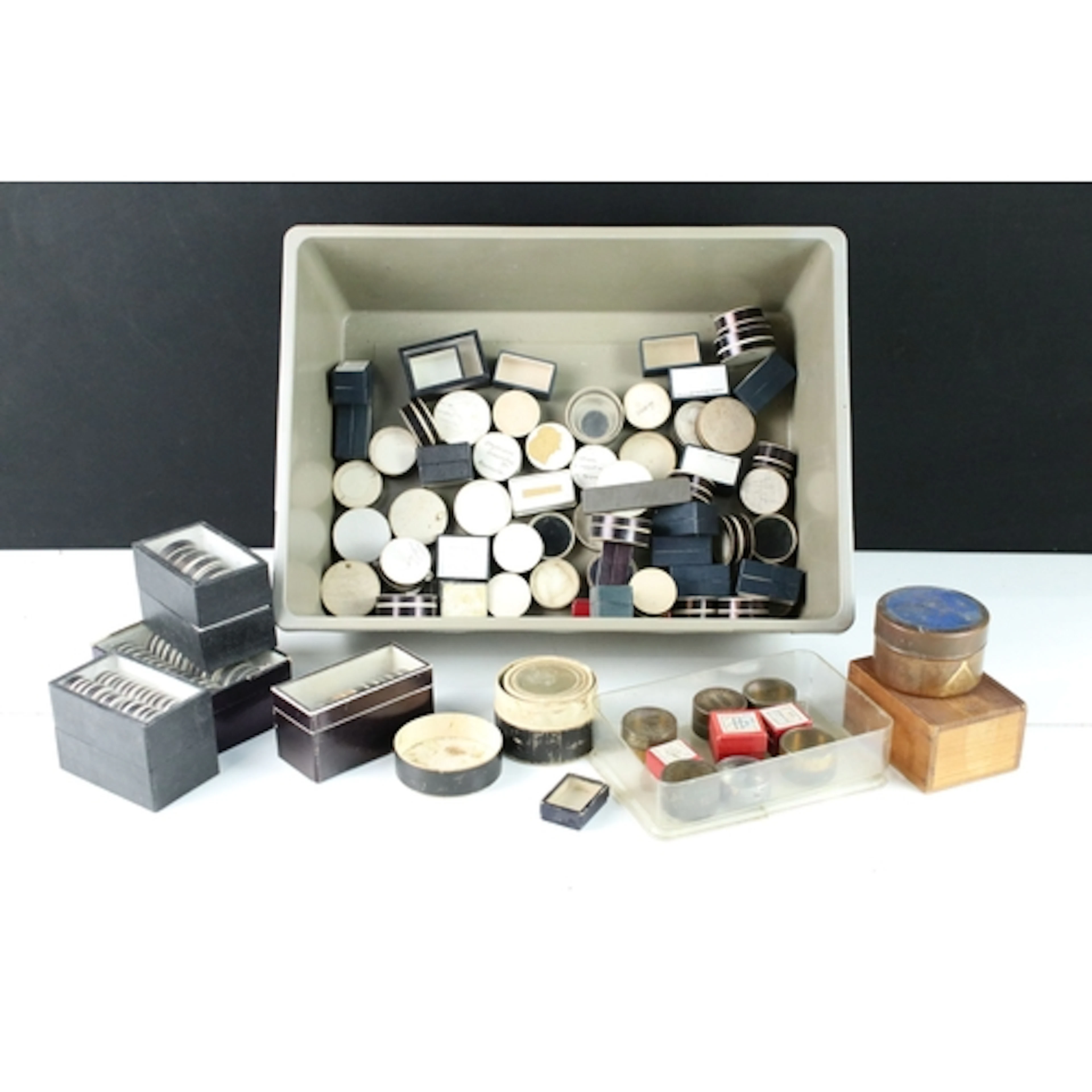 Collection of mainly mid 20th century specimen boxes, of var...