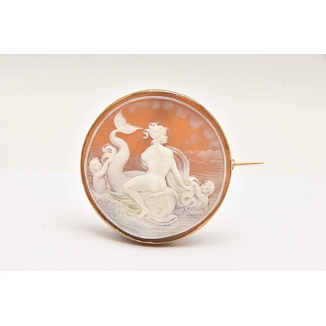A 9CT GOLD CAMEO BROOCH/PENDANT, AF will require some attent...