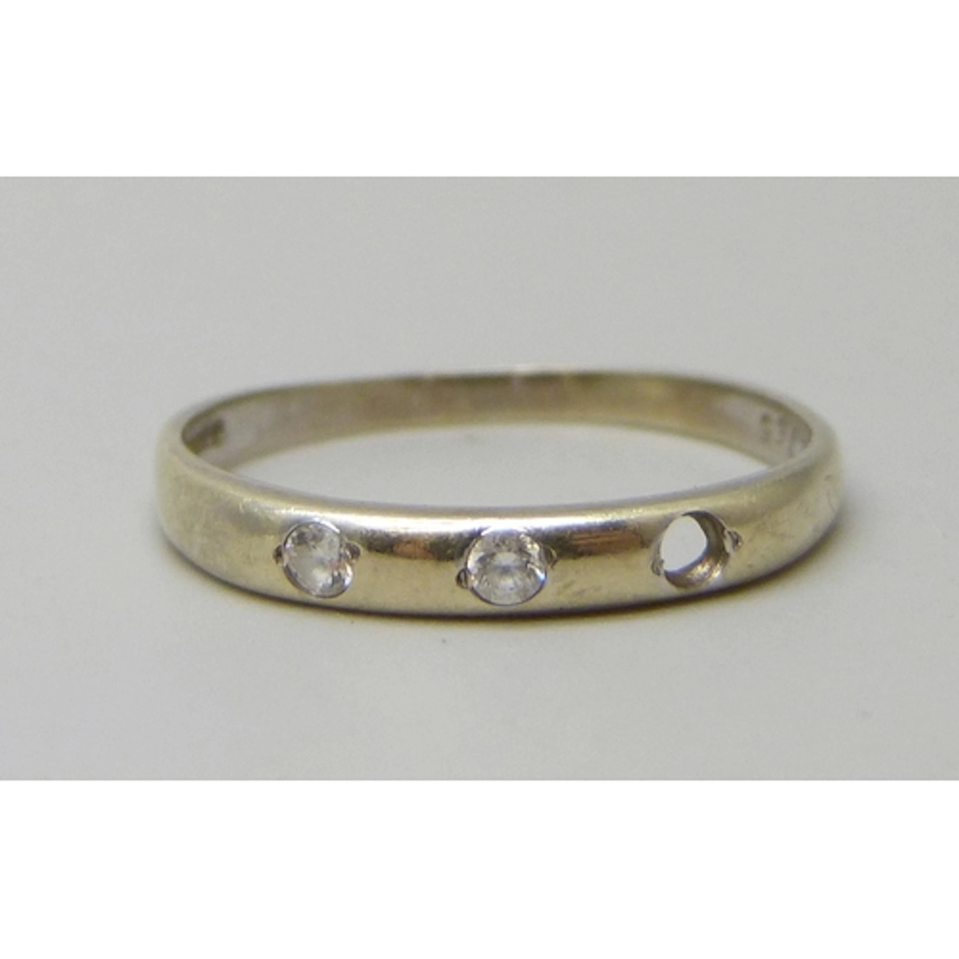 A 9ct white gold ring, a/f, 1.6g, R/S
