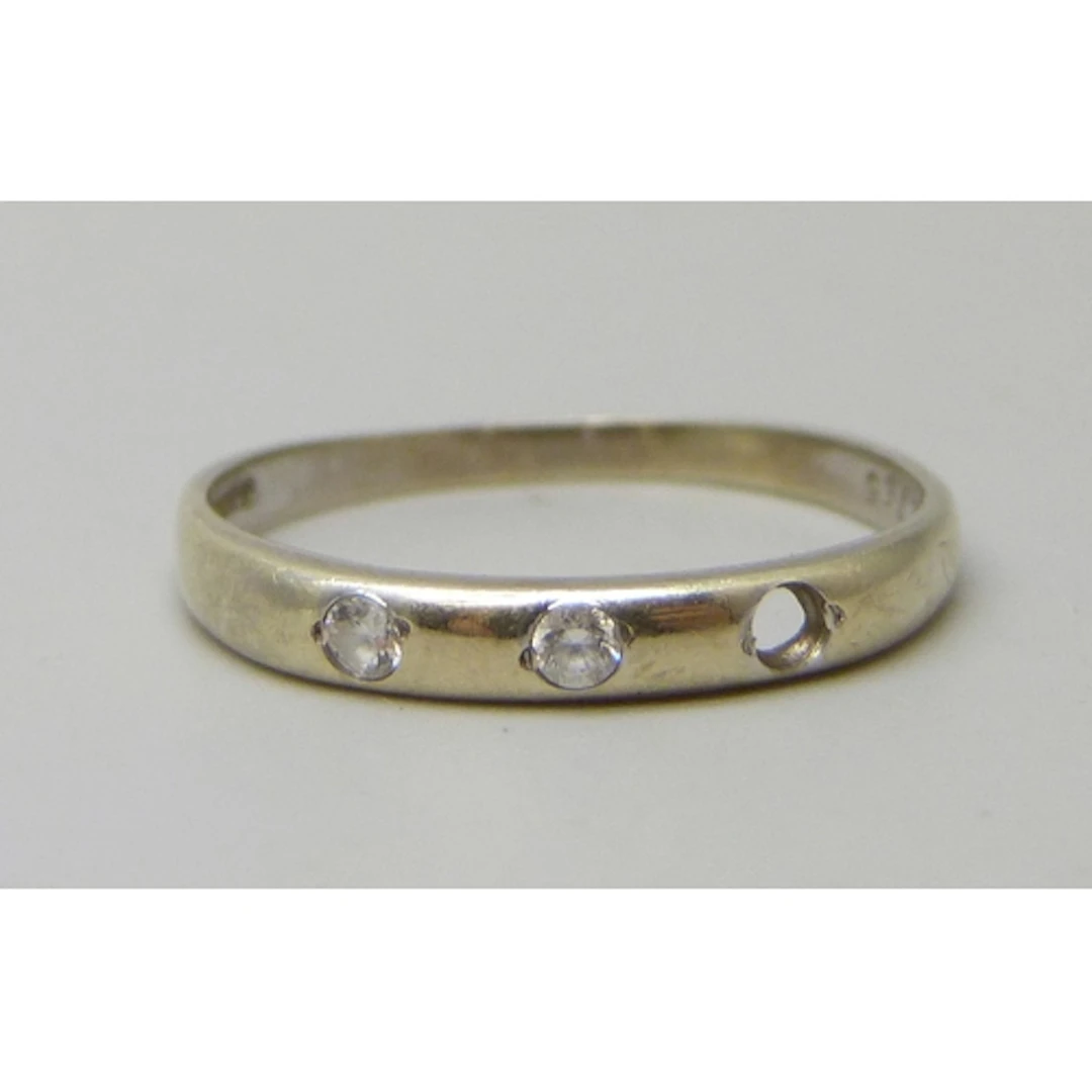A 9ct white gold ring, a/f, 1.6g, R/S