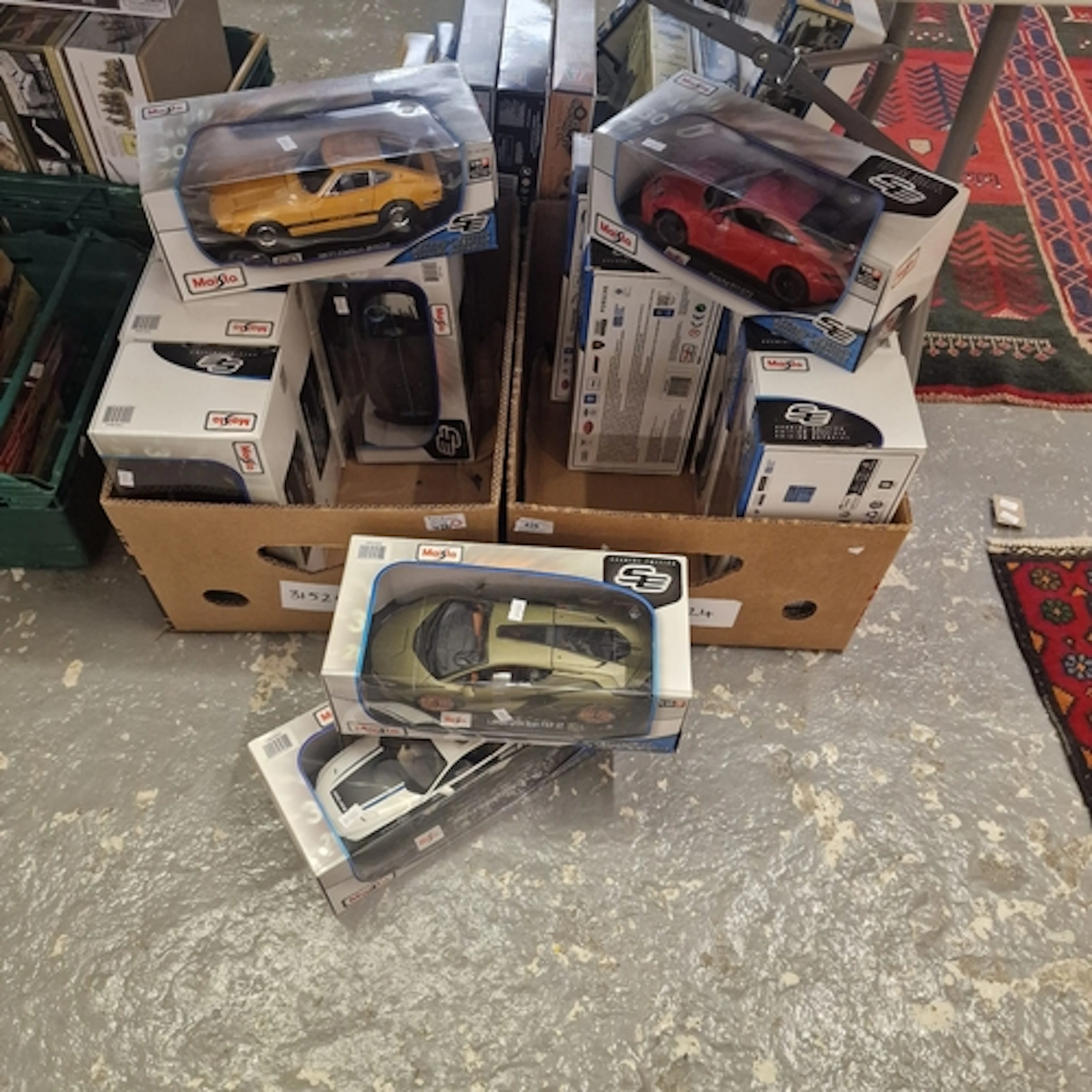 Sixteen Maisto Special Edition 1:18 scale model vehicles/spo...