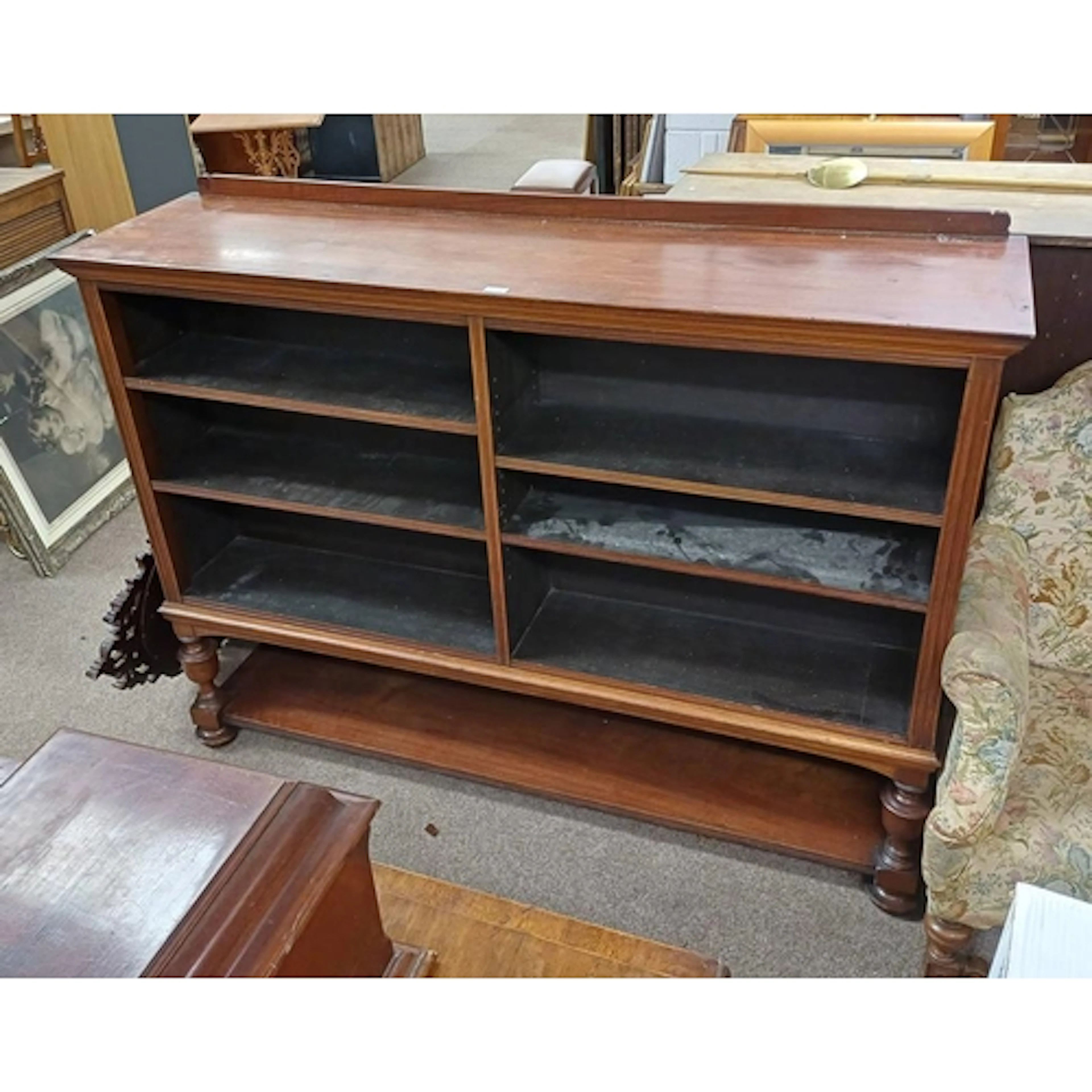 EARLY 20TH CENTURY MAHOGANY OPEN BOOKCASE ON STAND WITH ADJU...