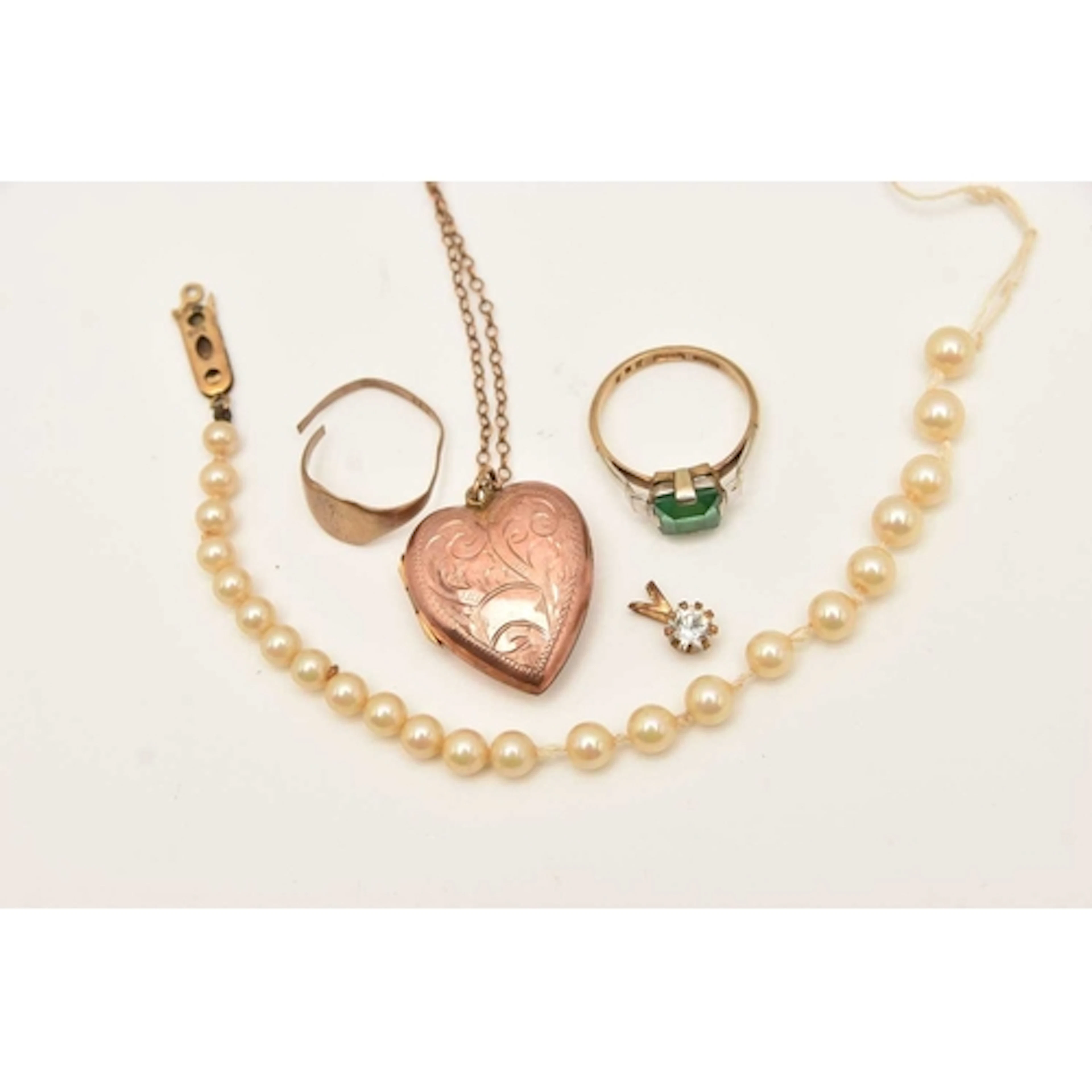 AN ASSORTMENT OF YELLOW METAL JEWELLERY, to include a yellow...