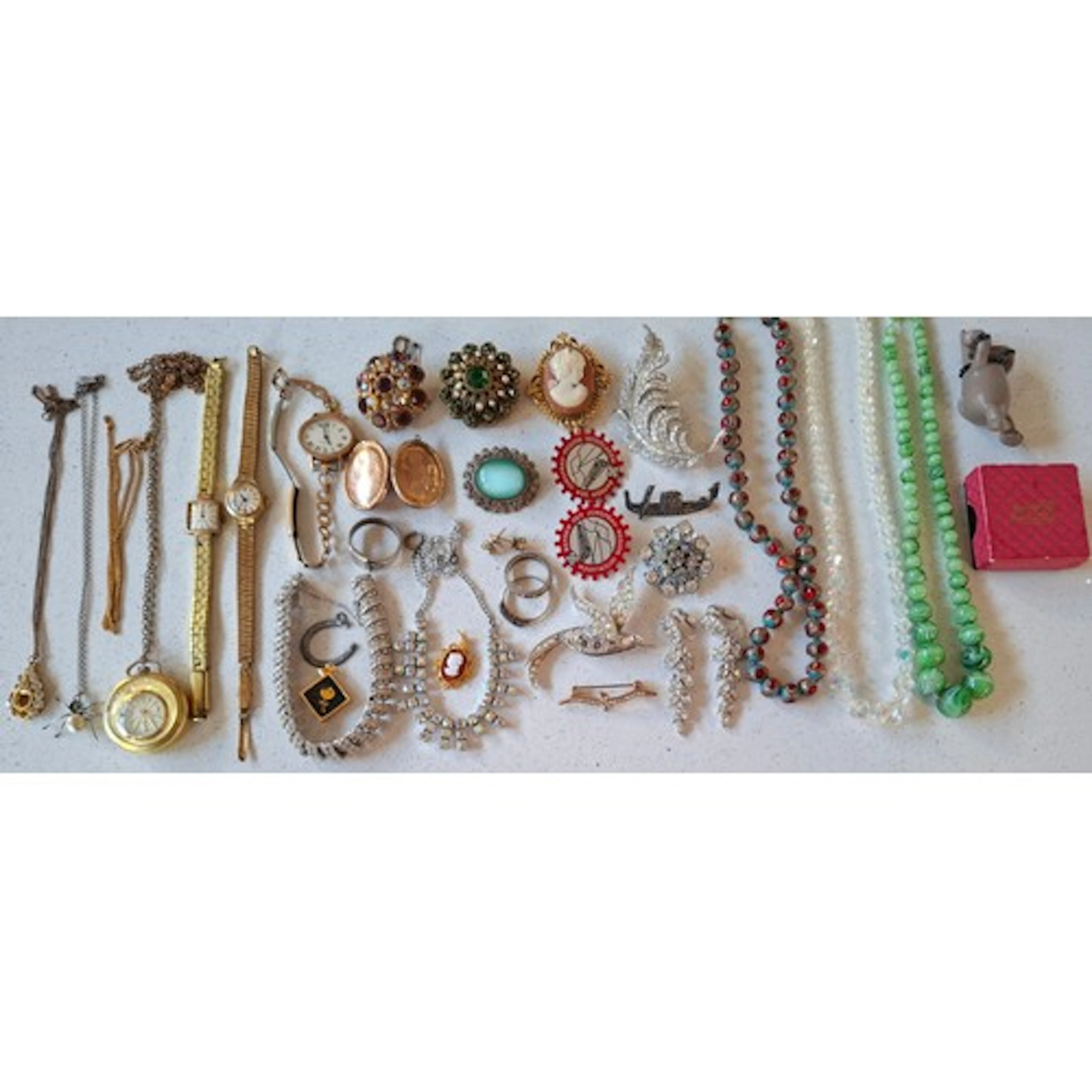 Vintage costume jewellery to include paste stone brooches, a...