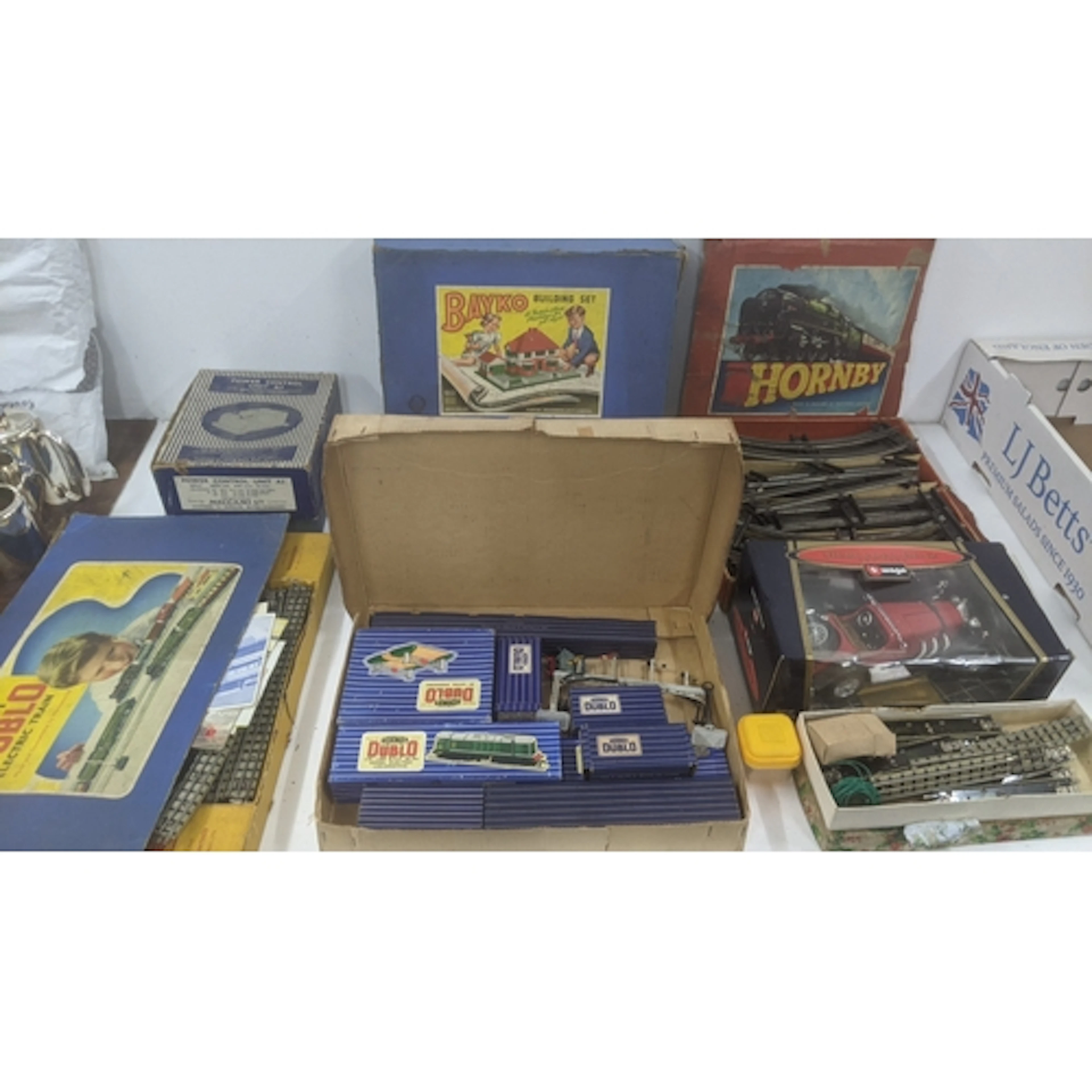Vintage toys to include a Hornby Dublo Bristol Castle train ...
