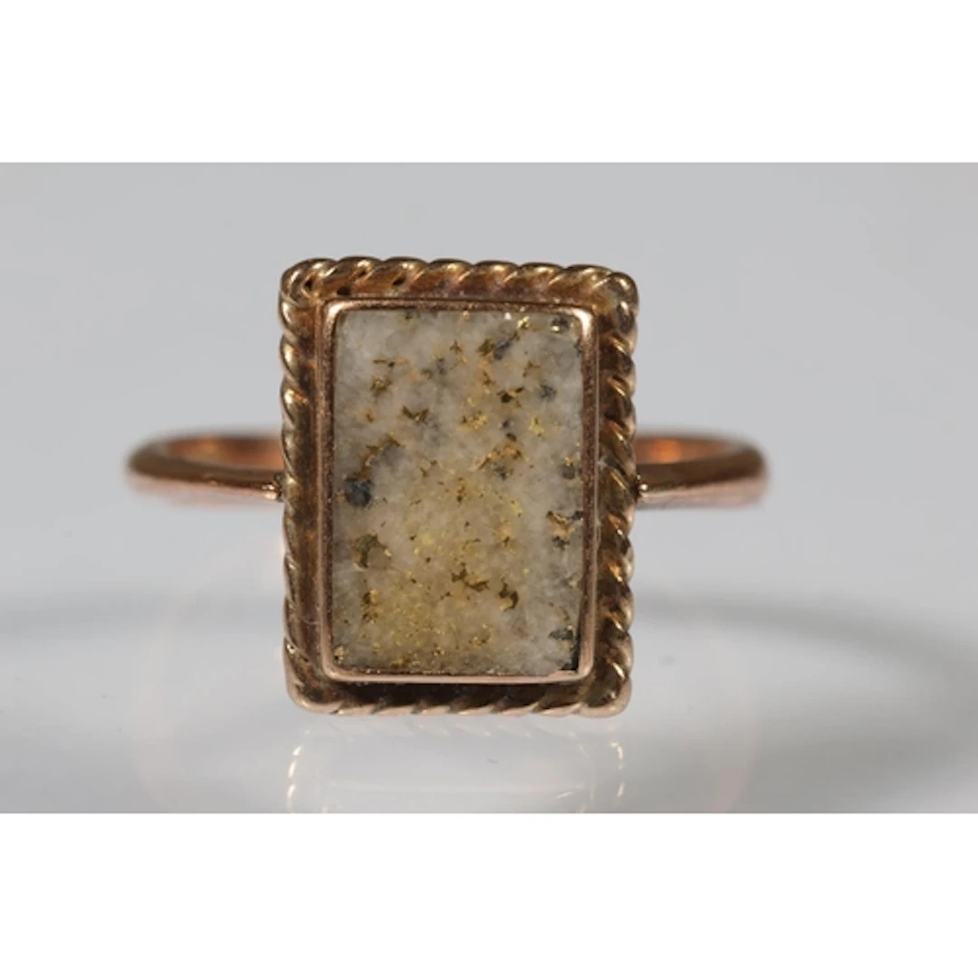 9ct gold dress ring set with quartz tablet appearing to have...