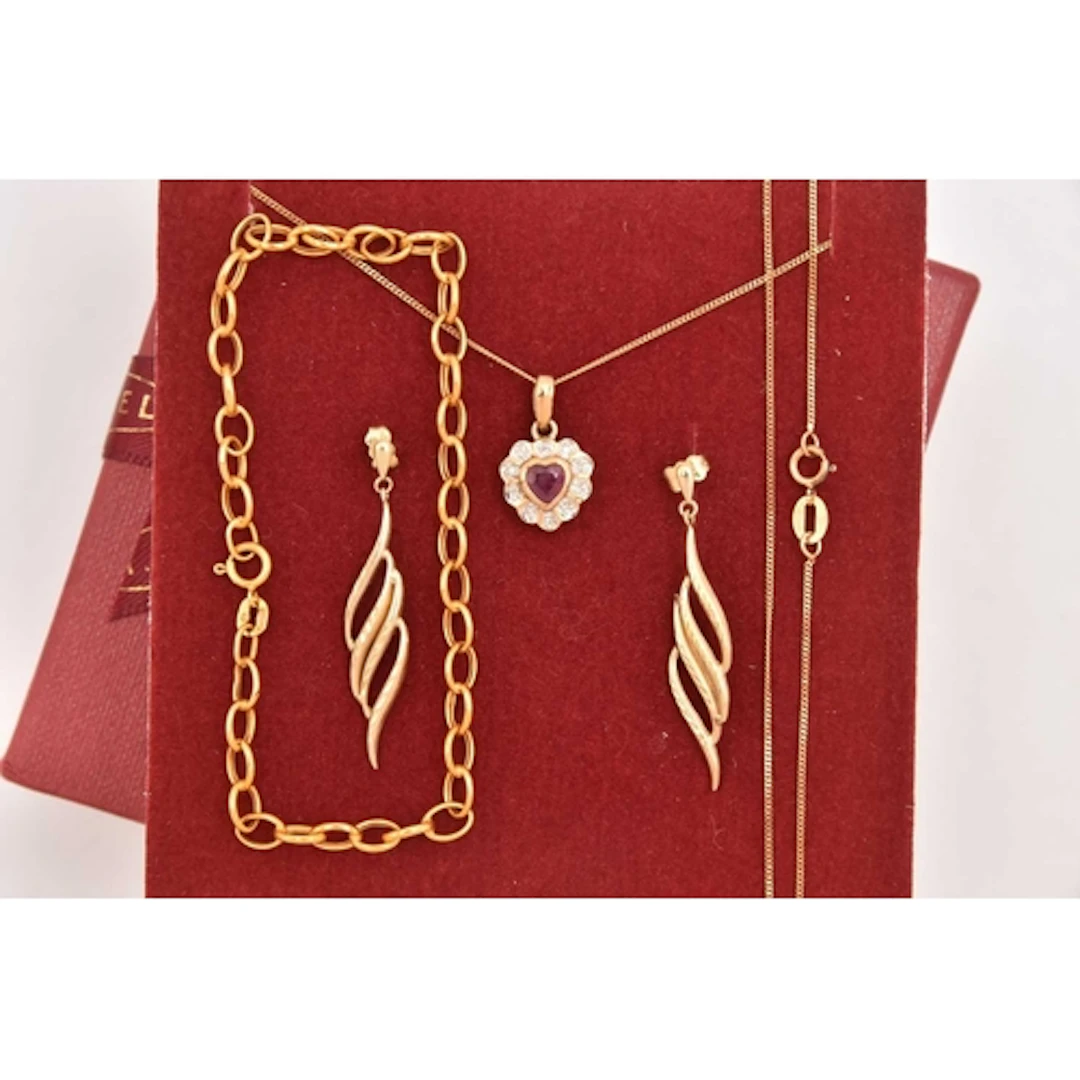 A BOXED GEM SET HEART PENDANT NECKLACE, 9CT GOLD BELCHER CHA...