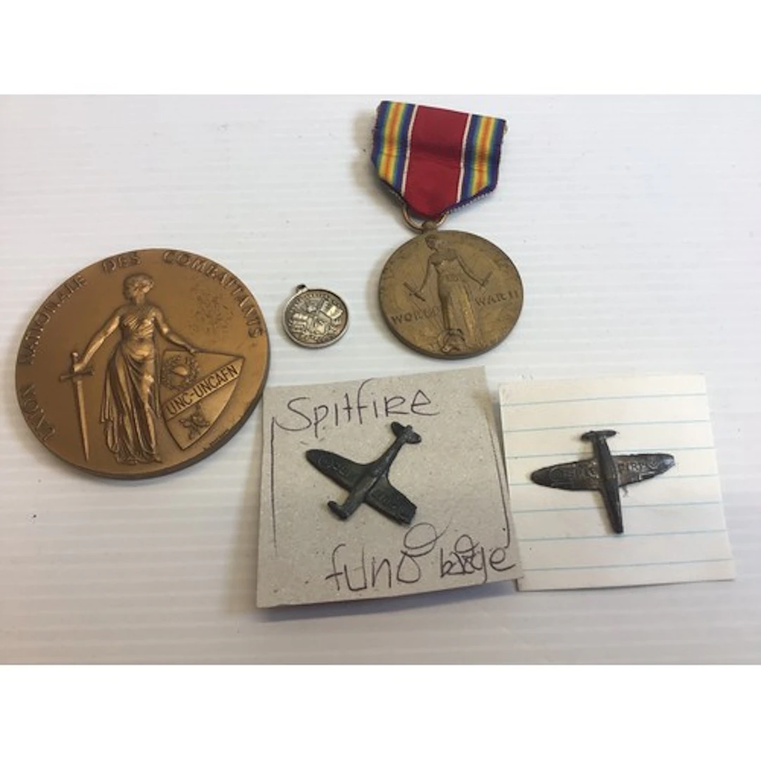 An American World War II medal. A Union National medallion a...