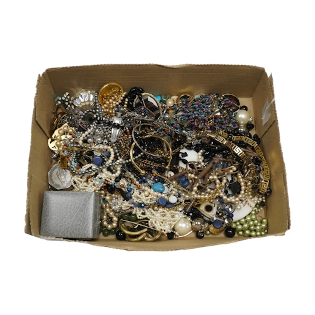 A quantity group of assorted costume jewellery.