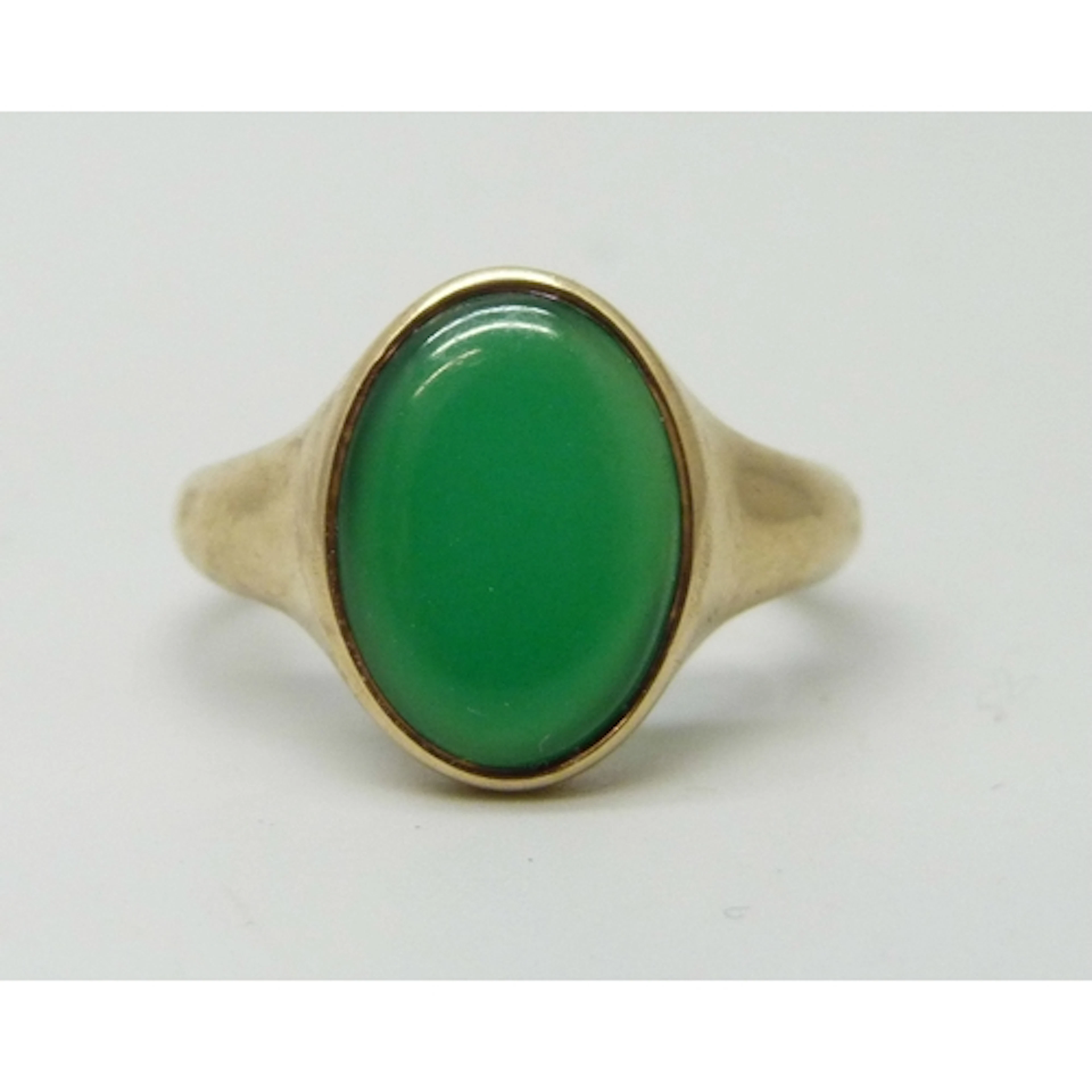 A 9ct gold signet ring set with chrysoprase, 4g, M/N