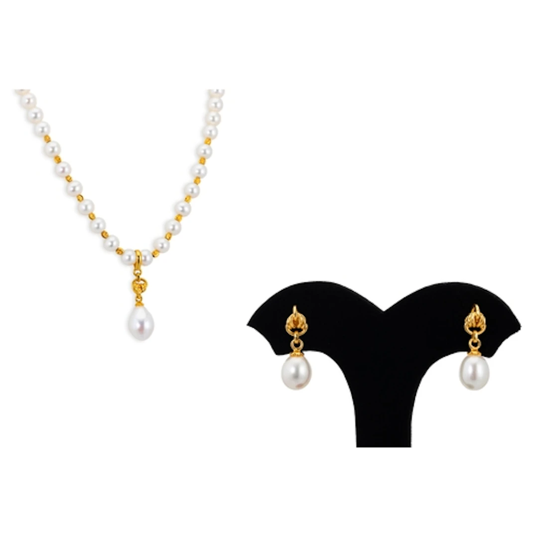 A SET OF CULTURED PEARLS, with 22ct gold clasp and fittings,...