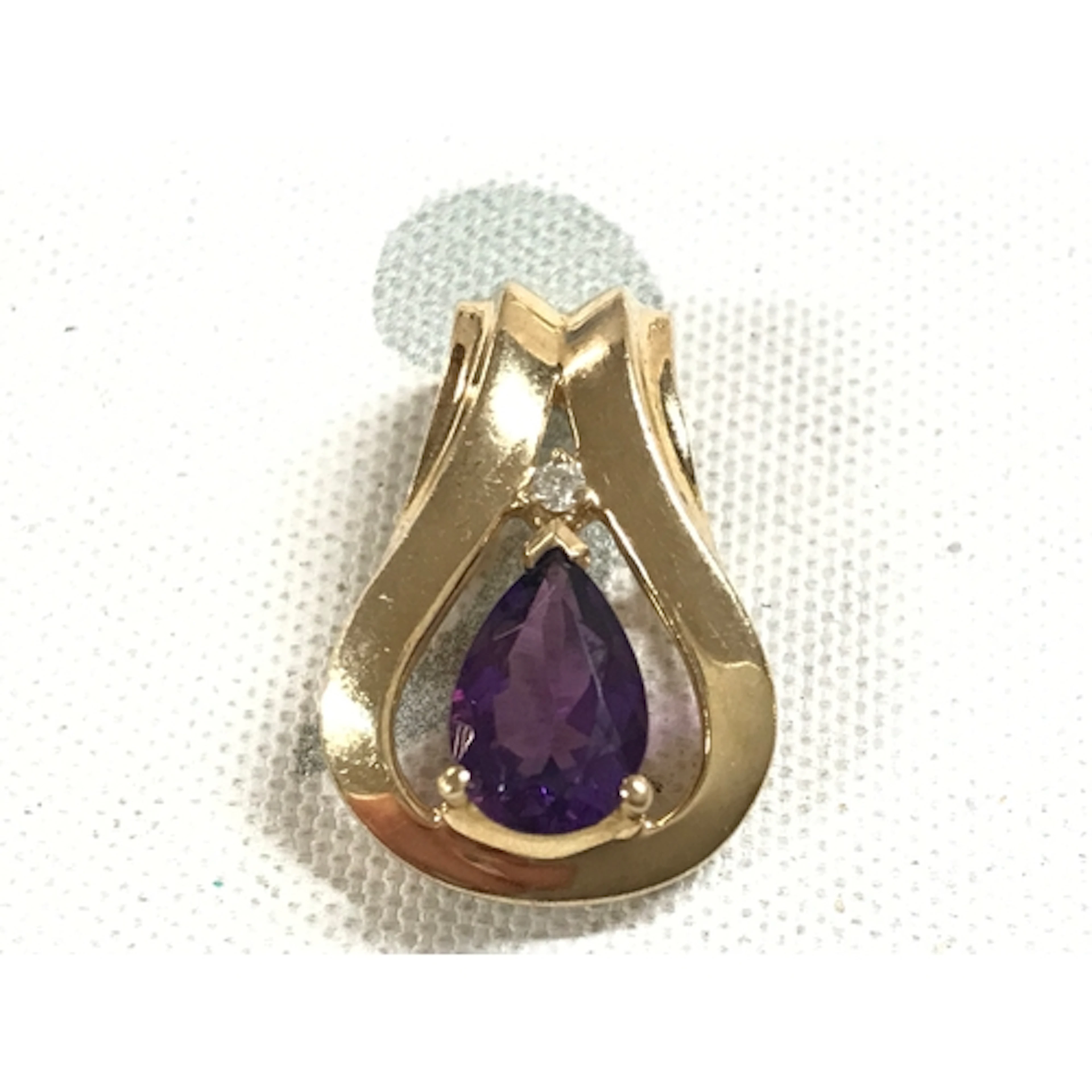 14ct gold pendant with amethyst coloured stone. 3.1g