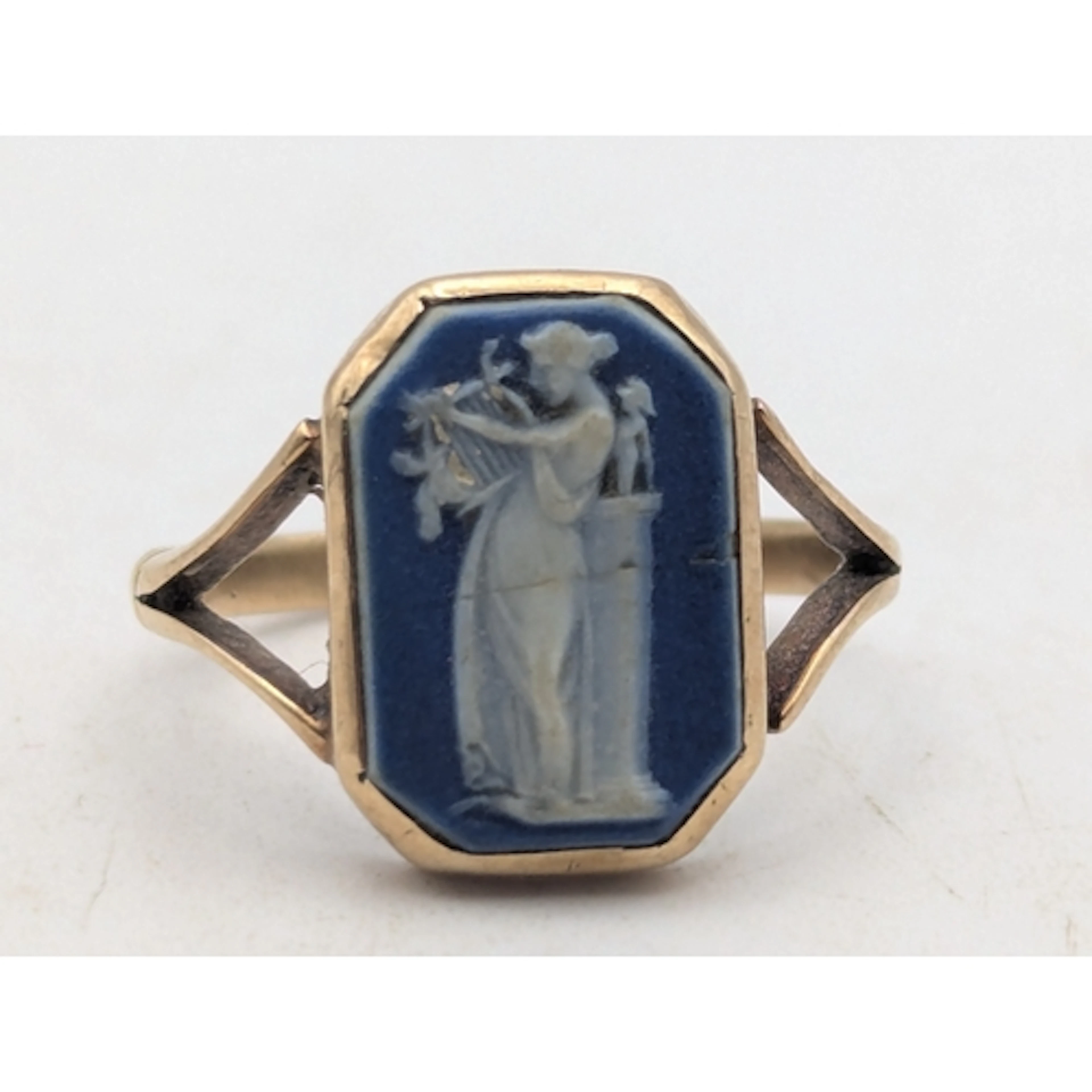 A 9ct yellow gold Wedgwood ring, featuring a blue and white ...