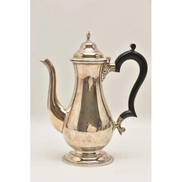 A GEORGE V SILVER COFFEE POT, polished form, hinged cover wi...