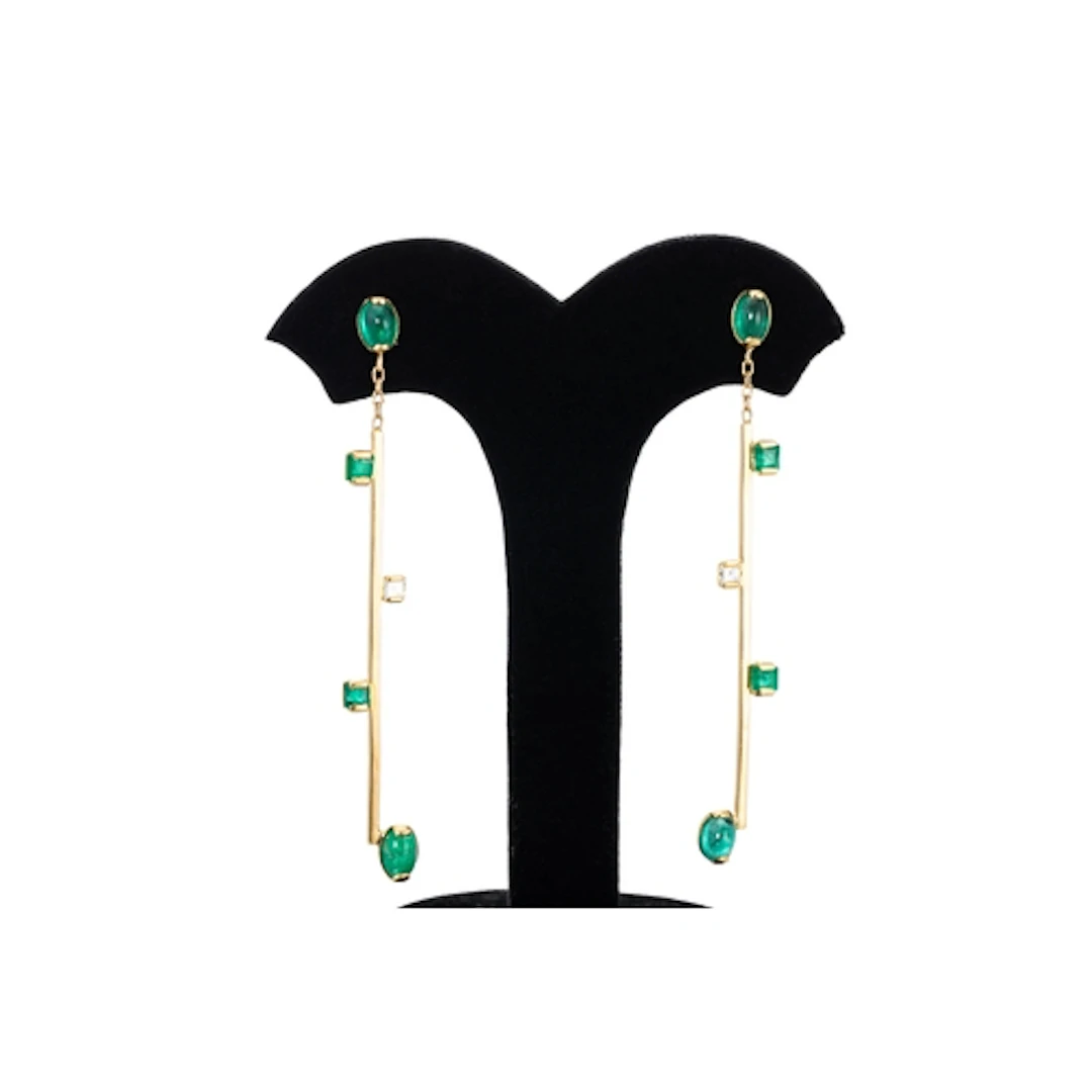 A PAIR OF DIAMOND AND EMERALD DROP EARRINGS, the gold bar dr...