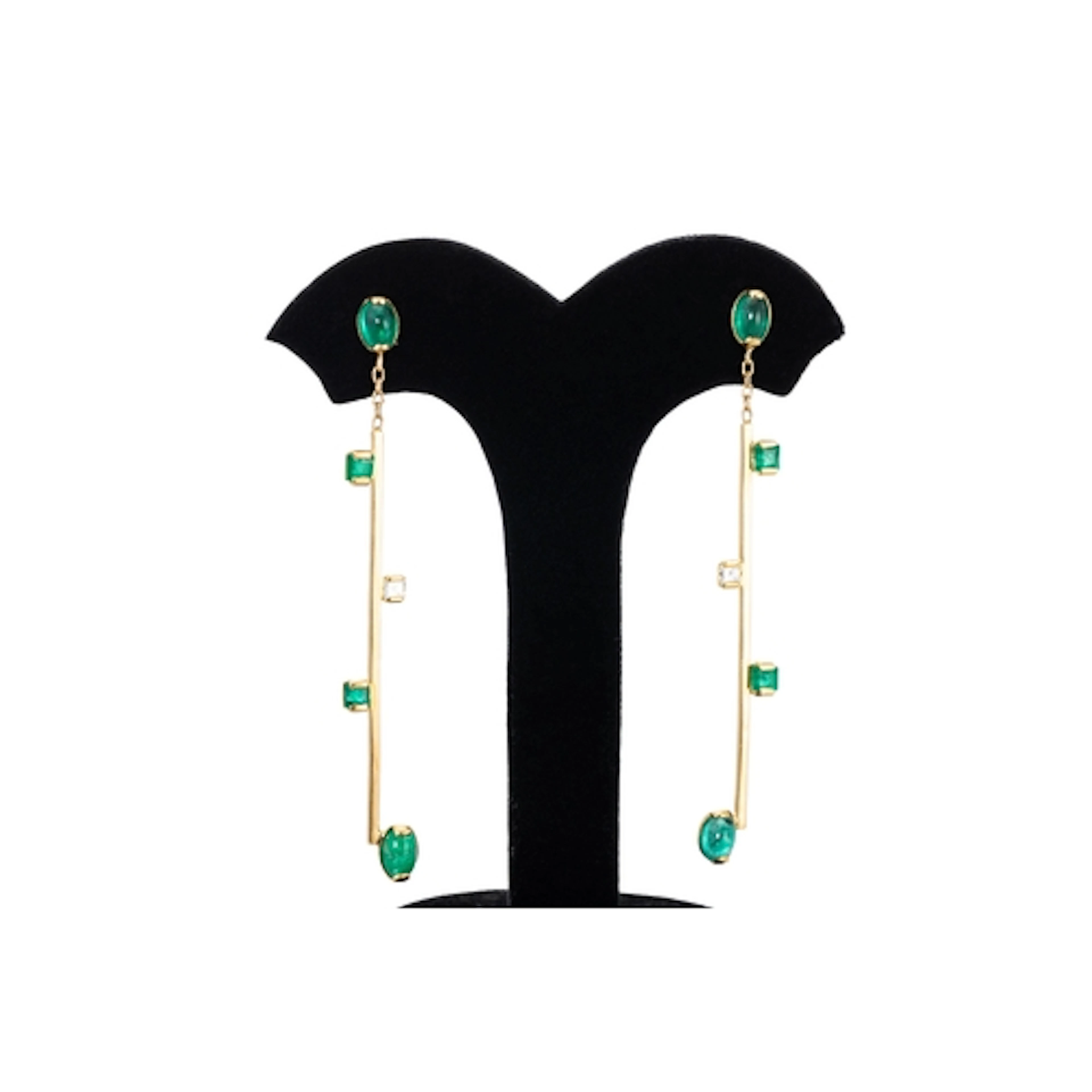 A PAIR OF DIAMOND AND EMERALD DROP EARRINGS, the gold bar dr...