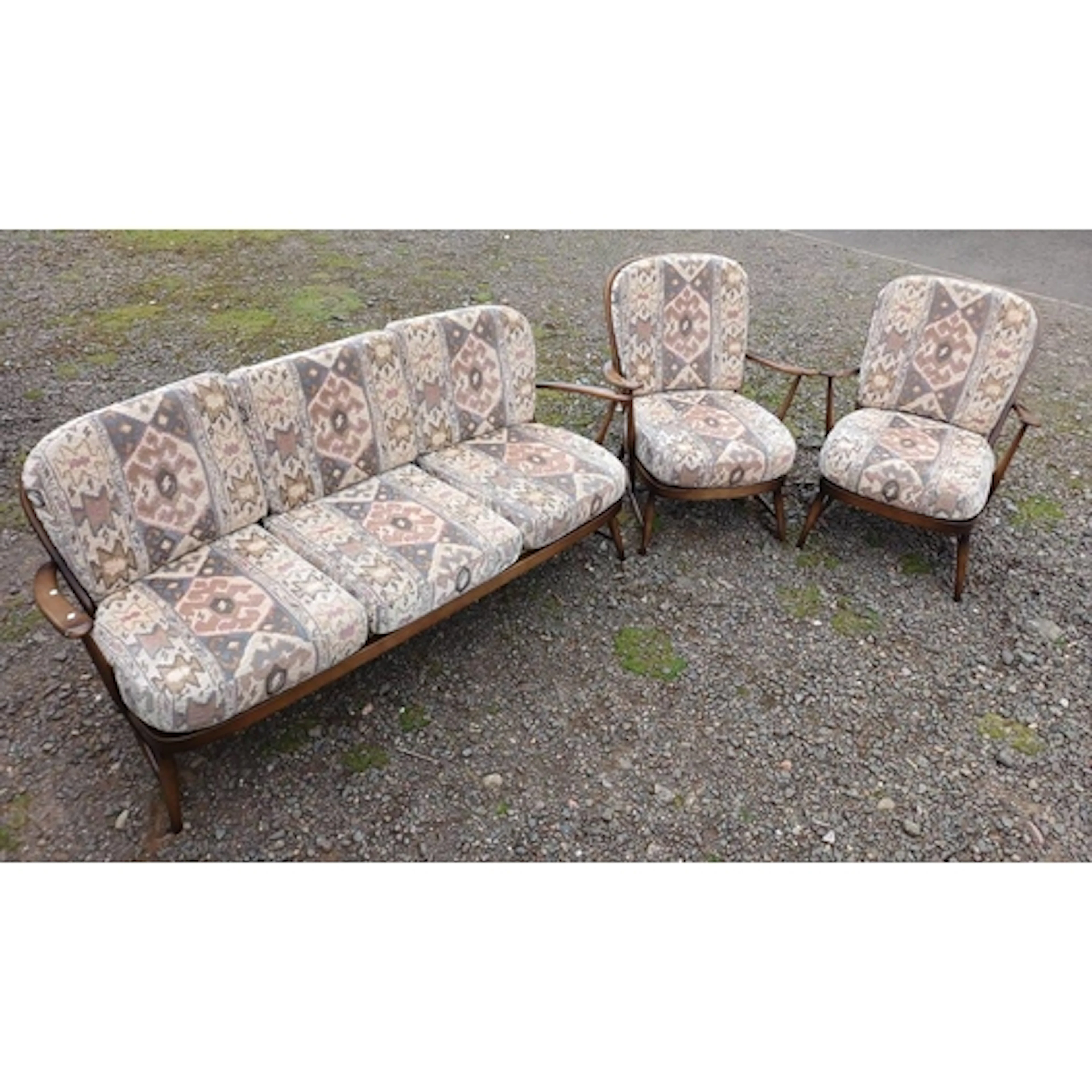 ERCOL SPINDLE BACK 3 PIECE SUITE - SETTEE & PAIR OF ARMCHAIR...