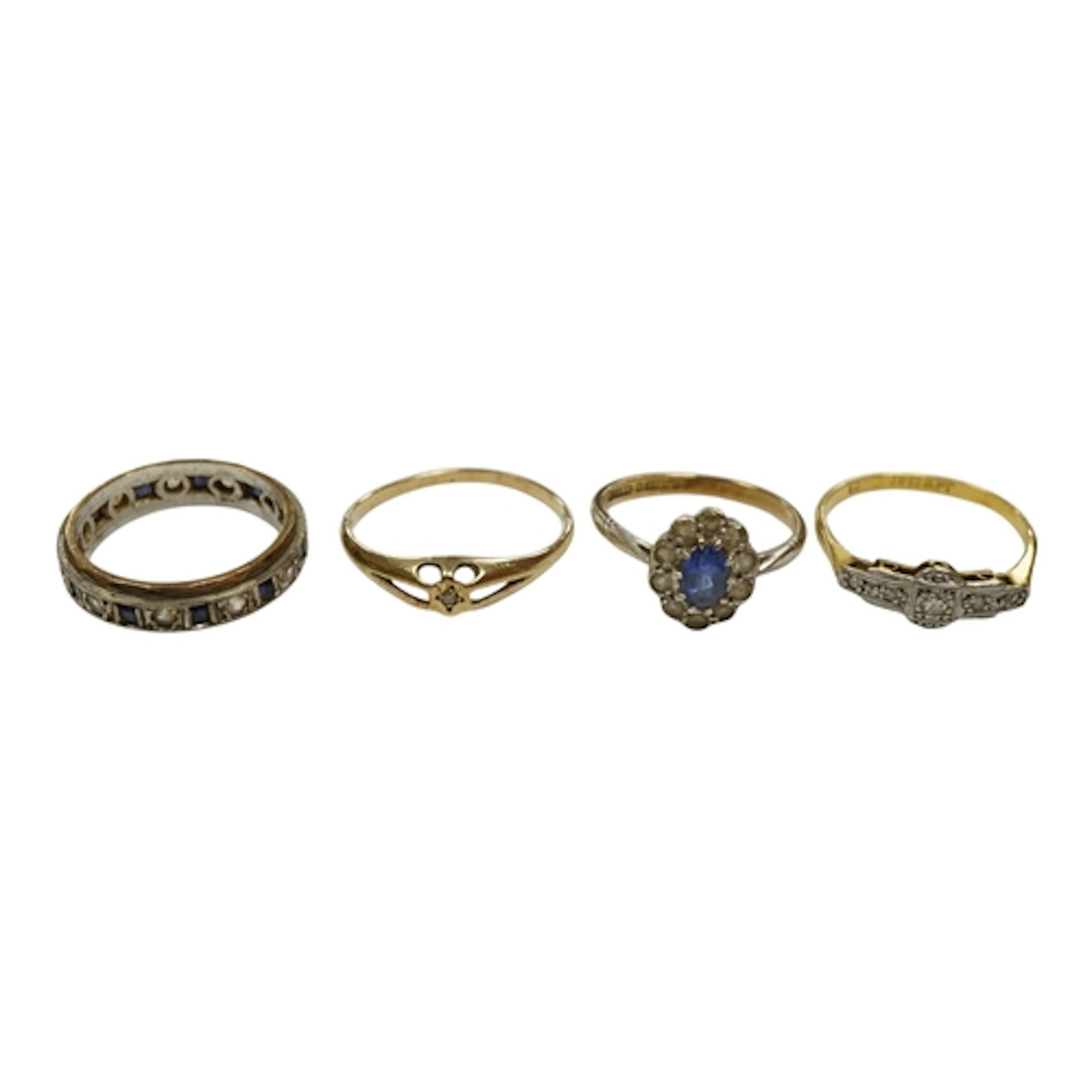 An 18ct and plat, and five stone diamond chip set ring, size...