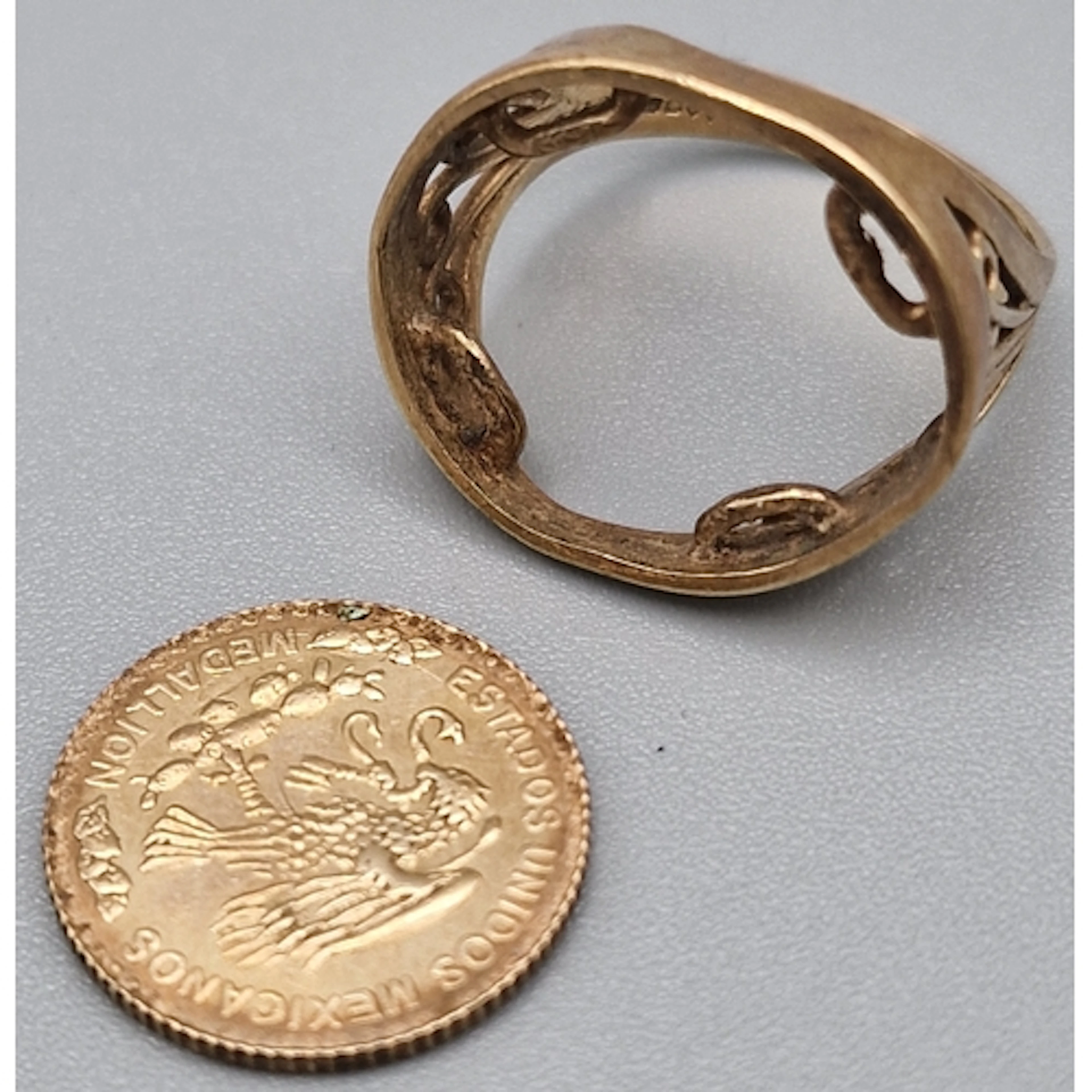 9ct gold coin ring with detached gold coin marked Mexicanos ...