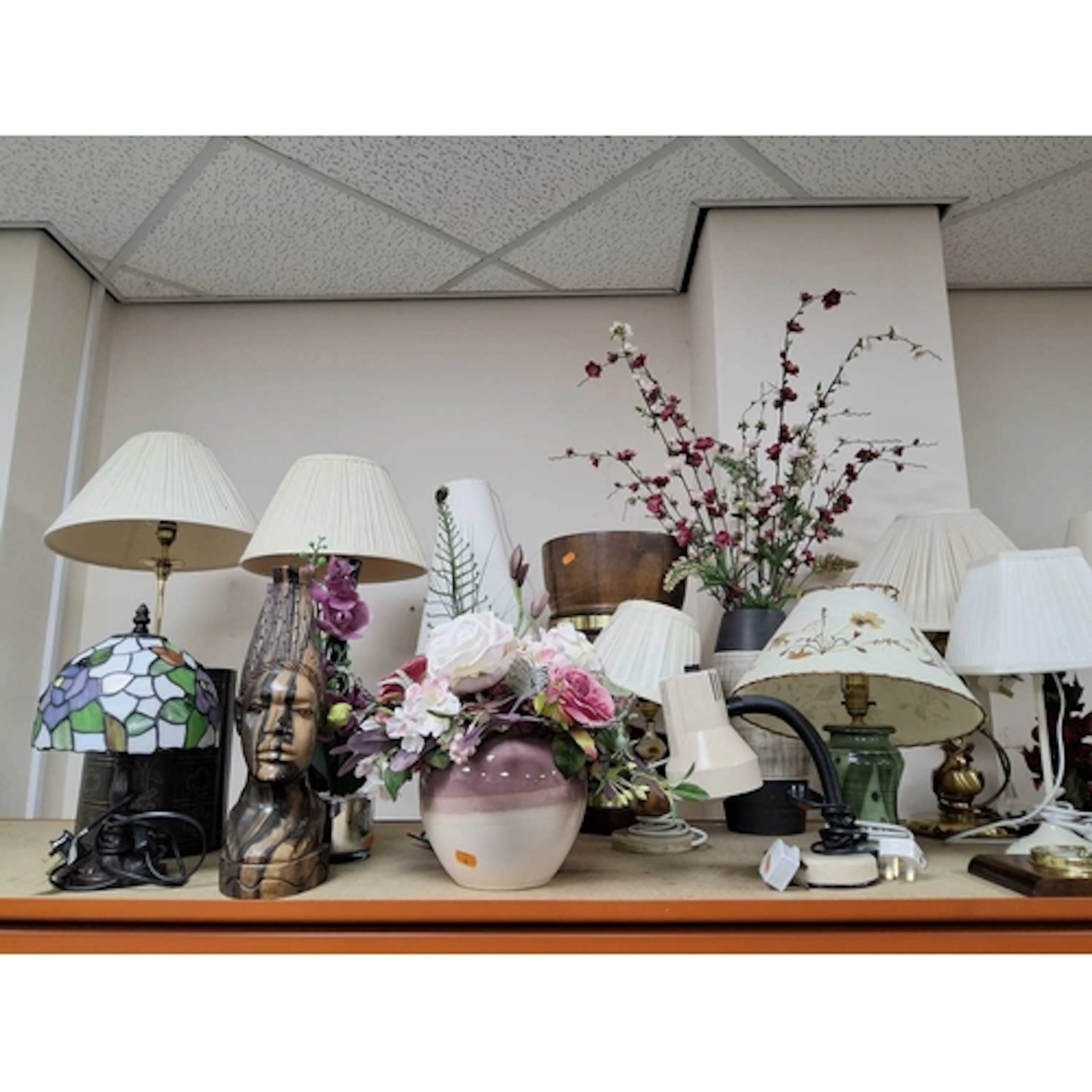 A GROUP OF TABLE LAMPS, VASES AND OTHER HOMEWARES, to includ...