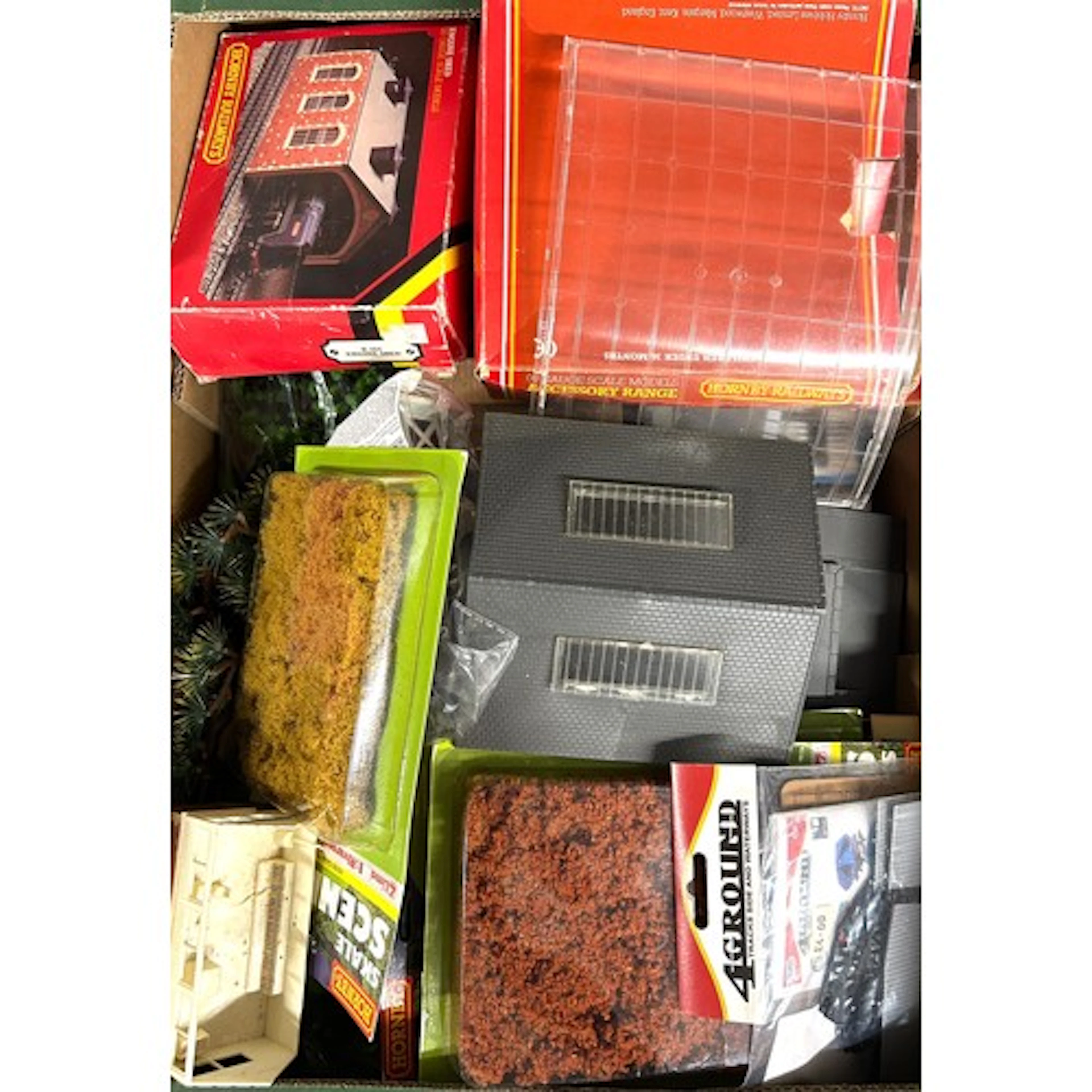 A good quantity of OO railway rolling stock and accessories....