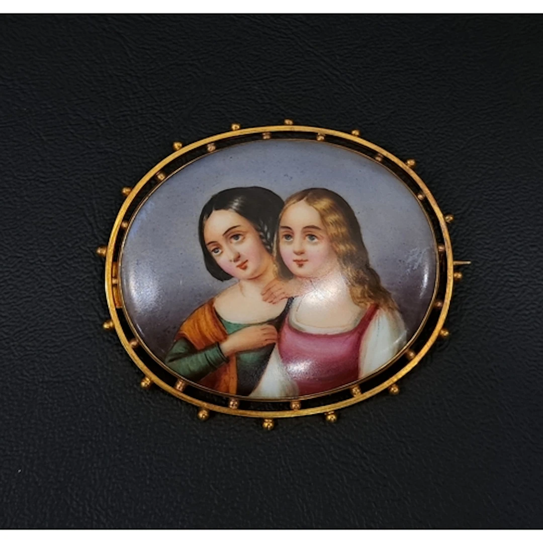 VICTORIAN HAND PAINTED PORCELAIN PLAQUE BROOCH the oval pane...