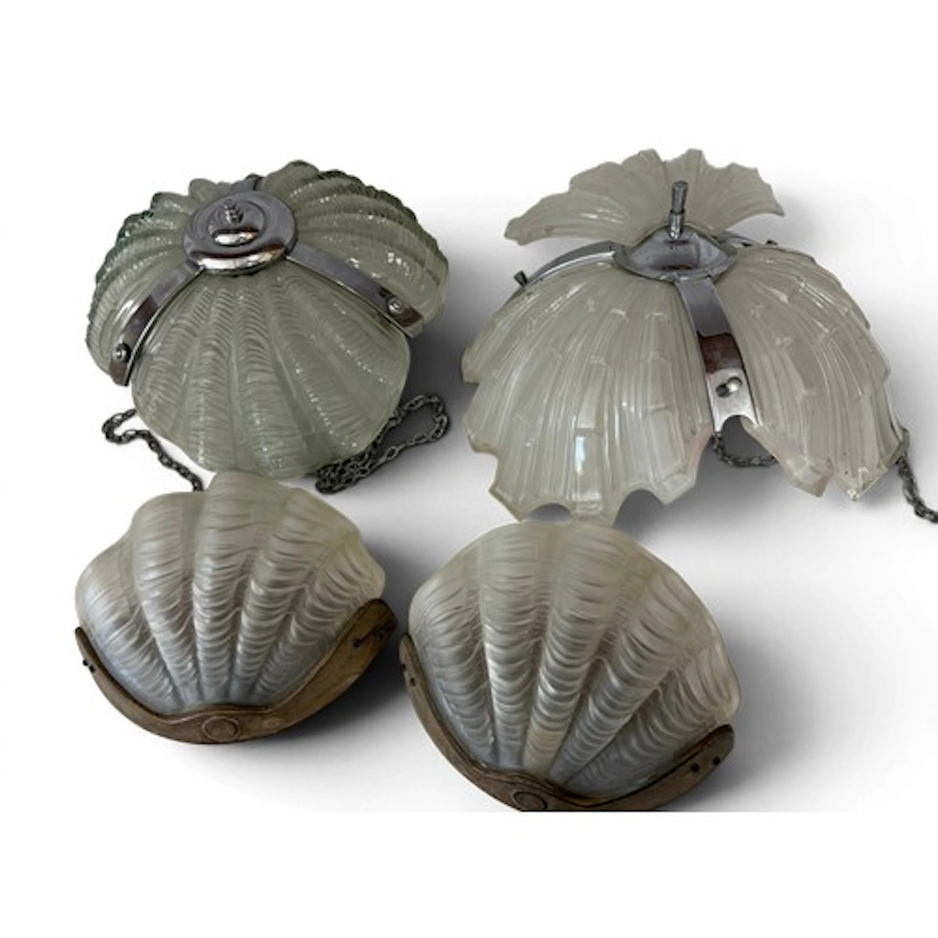 Art deco clam shell-shaped frosted glass light fittings, com...
