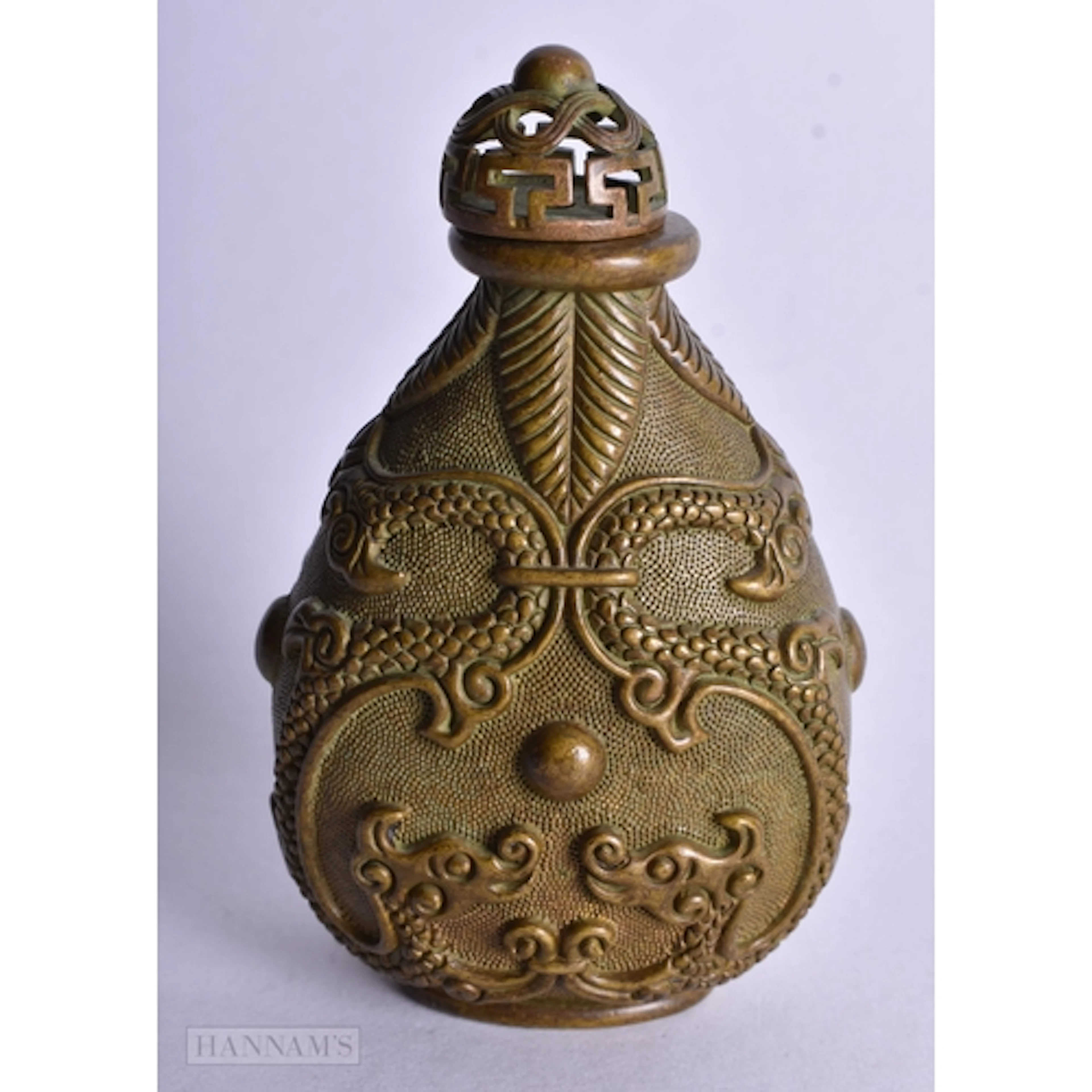 A CHINESE BRONZE SNUFF BOTTLE. 8.7 x 5.4 x 4 cm