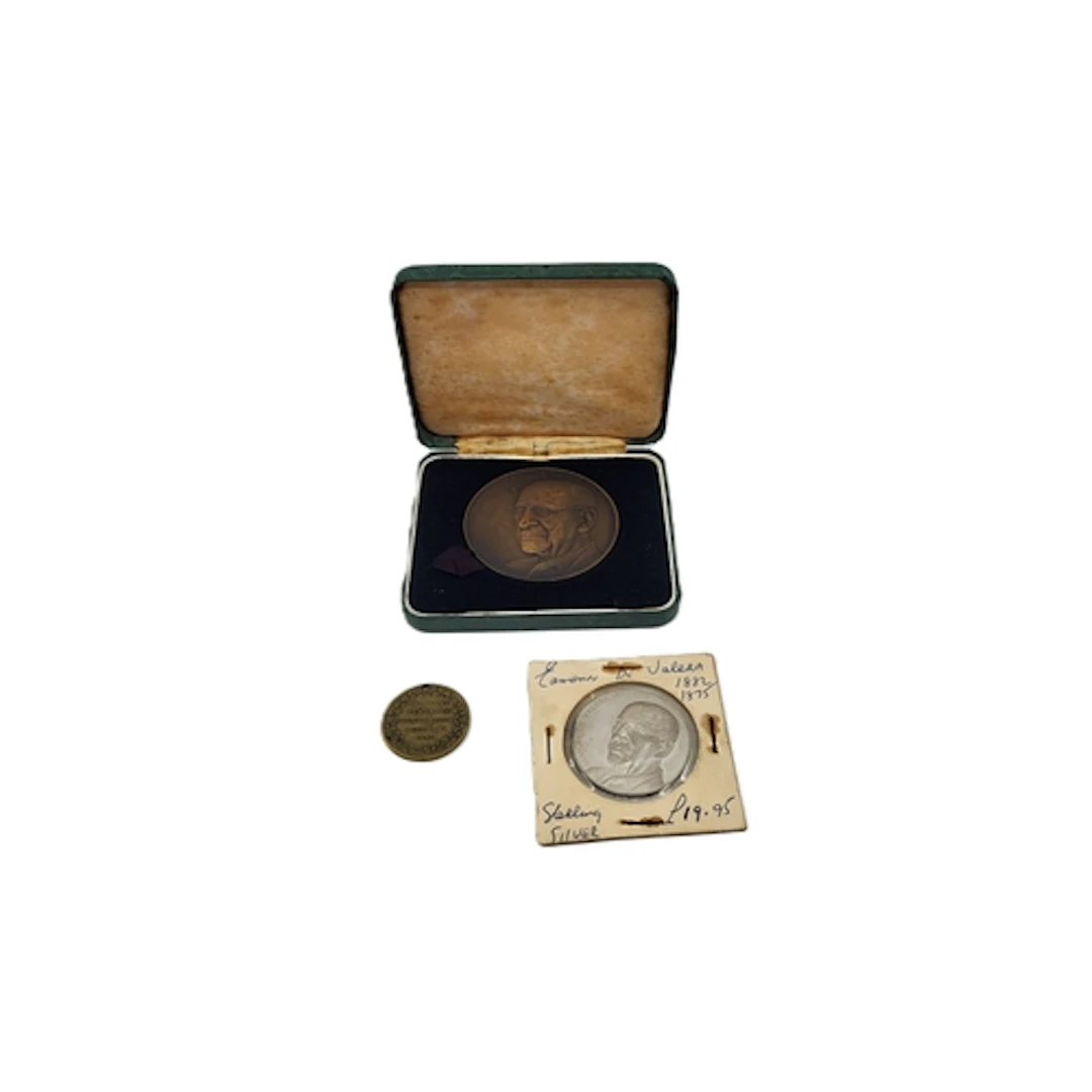 A PAIR OF 1975 DE VALERA O'CONNOR UNC MEDALS, silver 28 g. &...