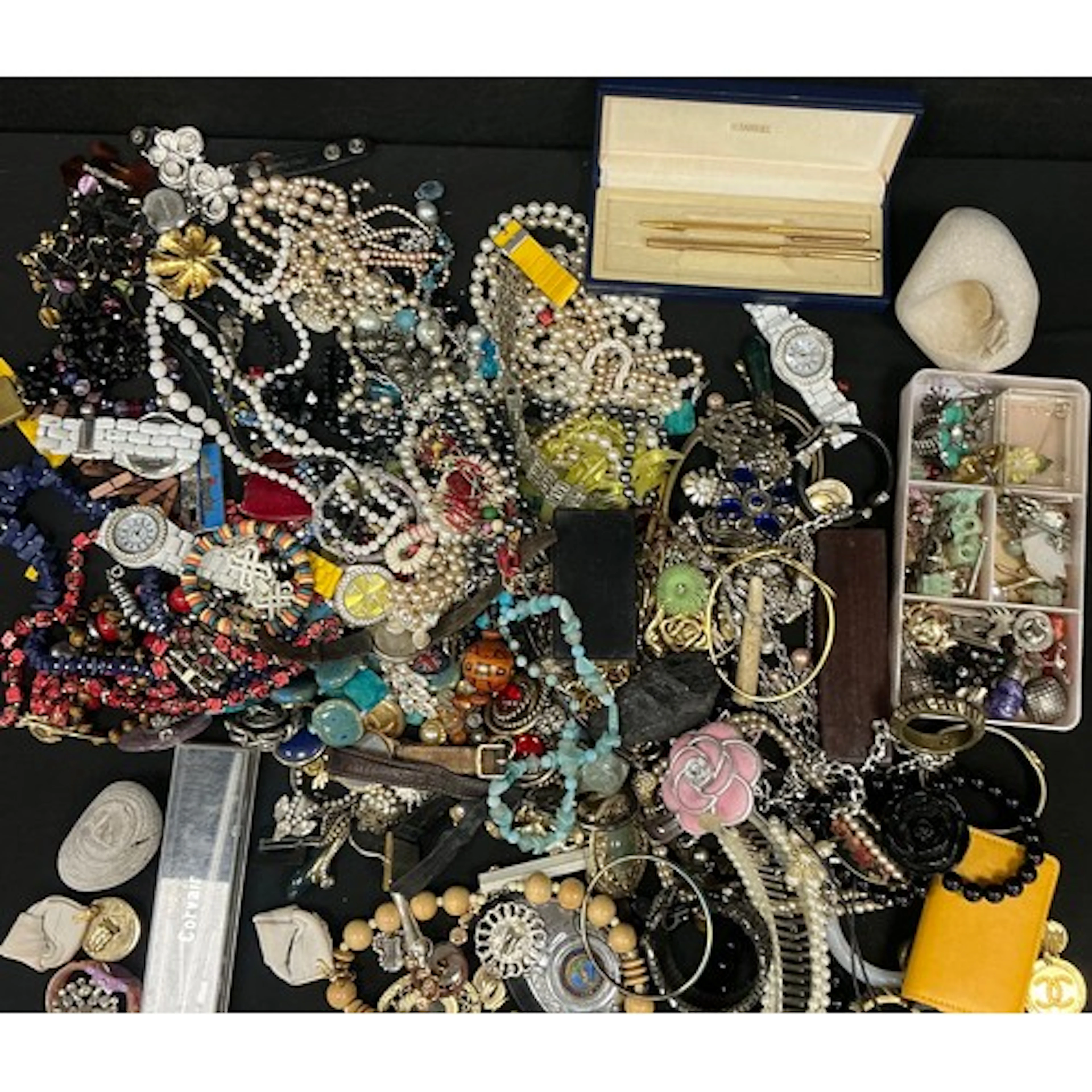 Costume jewellery - a quantity of cold plated jewellery to i...