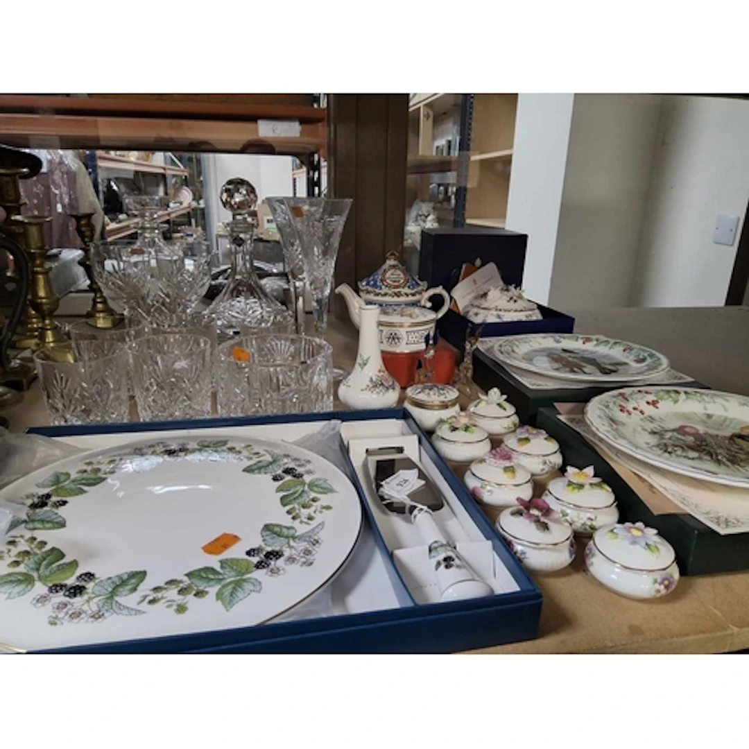 A GROUP OF CERAMICS AND GLASSWARES to include a Waterford Cr...