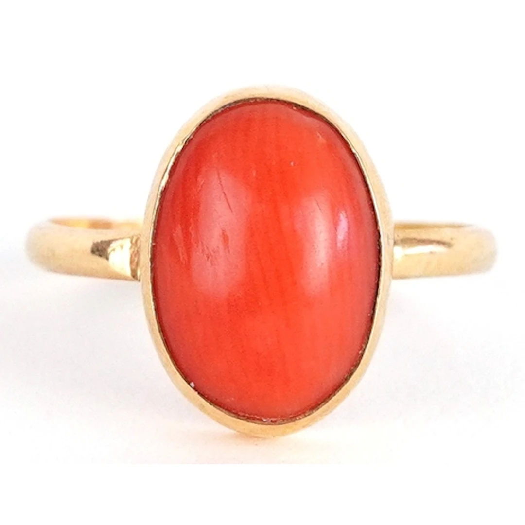 18ct gold cabochon pink coral ring, size K, 2.3g.