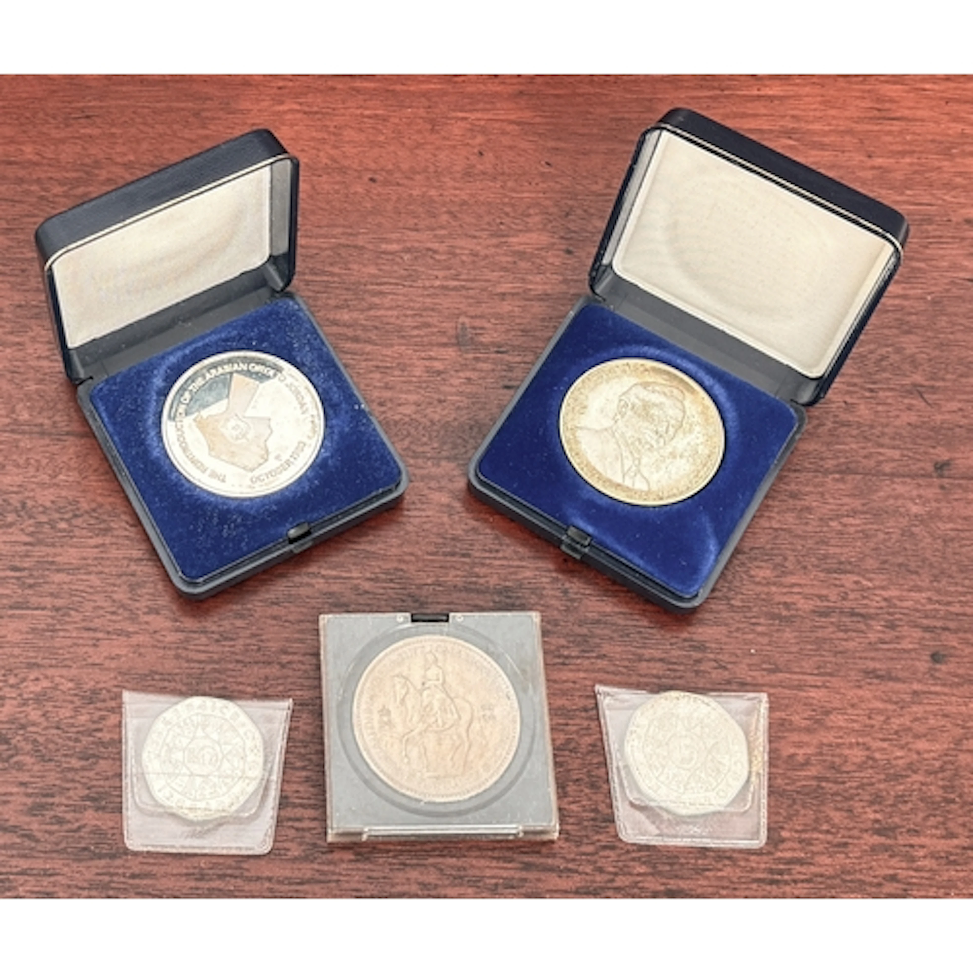 Four silver coins and a commemorative crown - 1. a cased Jor...