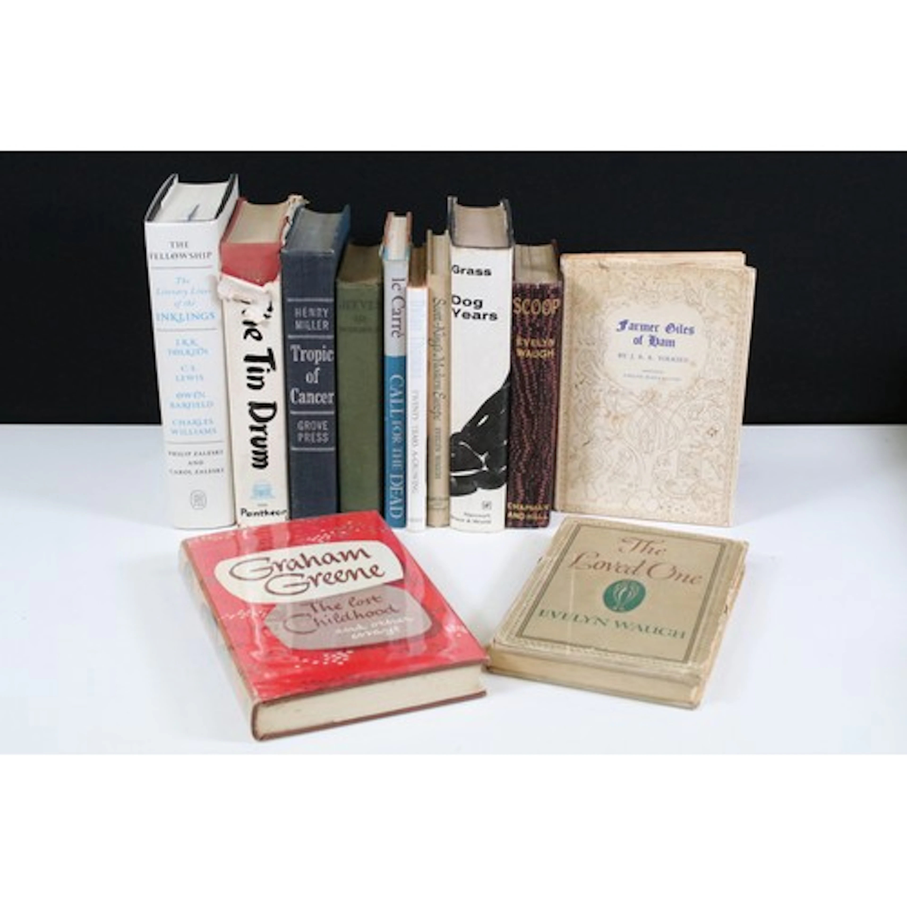 A collection of vintage books, to comprise Evelyn Waugh, Sco...