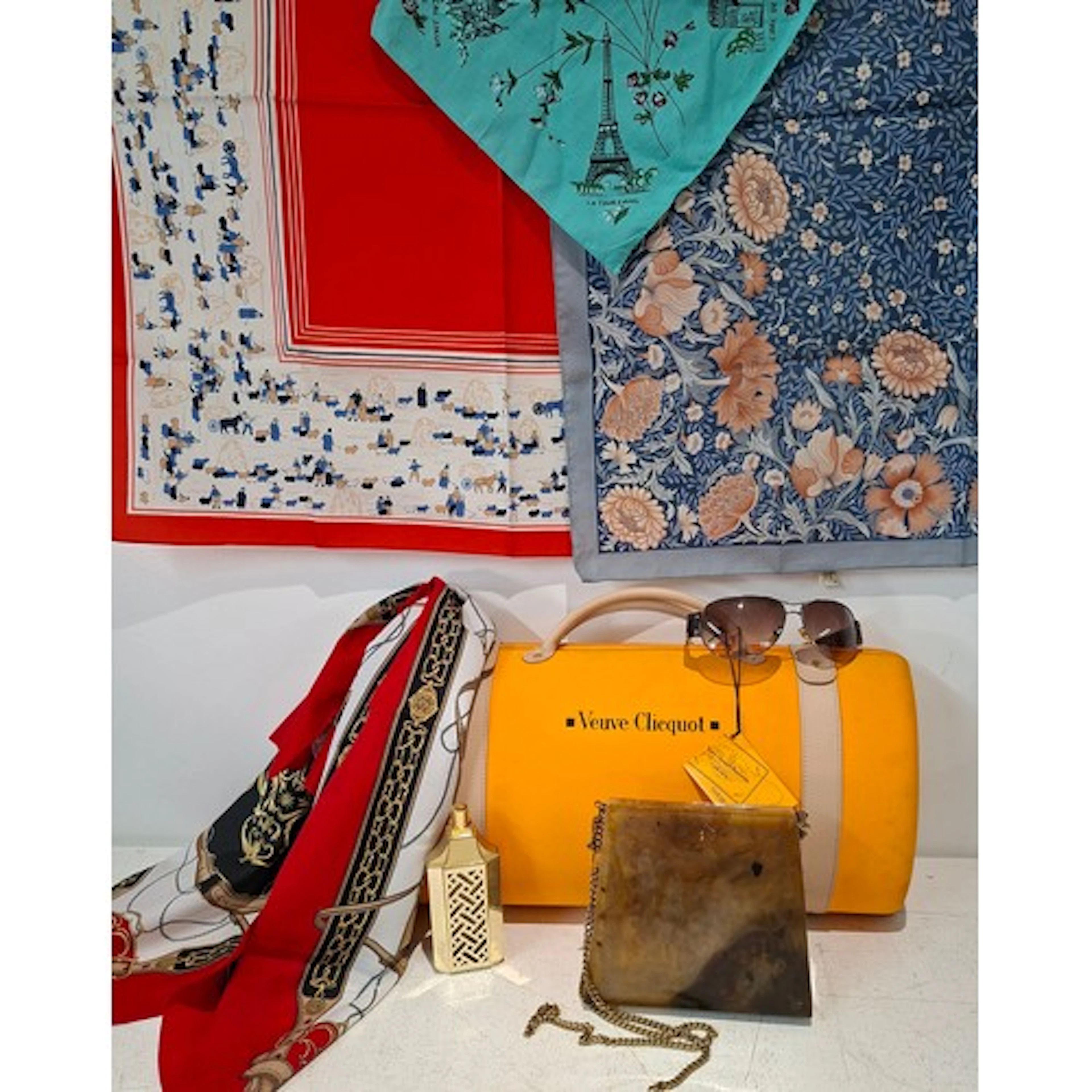 A small fashion accessories and collectables lot comprising ...