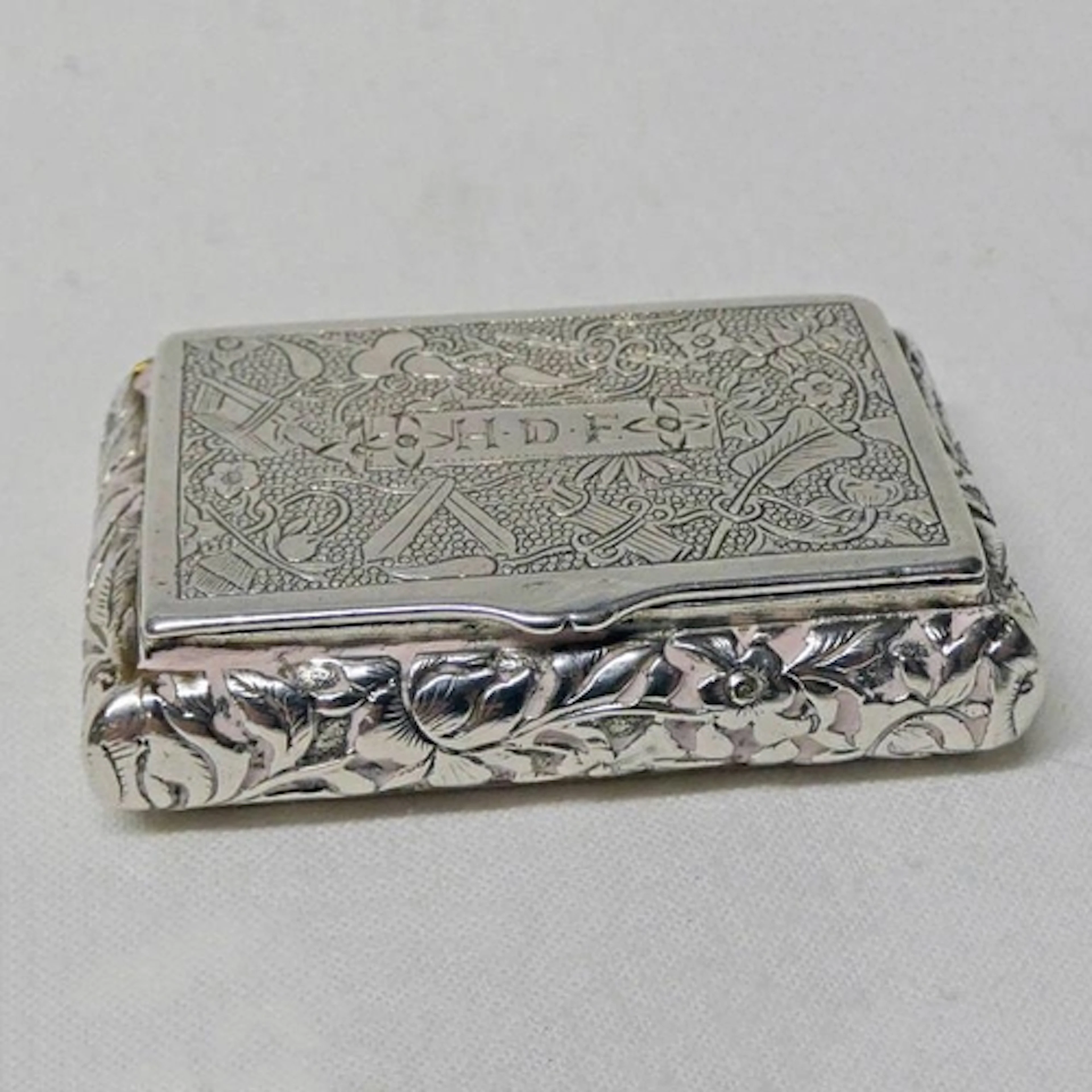 19TH CENTURY CHINESE SILVER SNUFF BOX WITH FOLIATE DECORATIO...