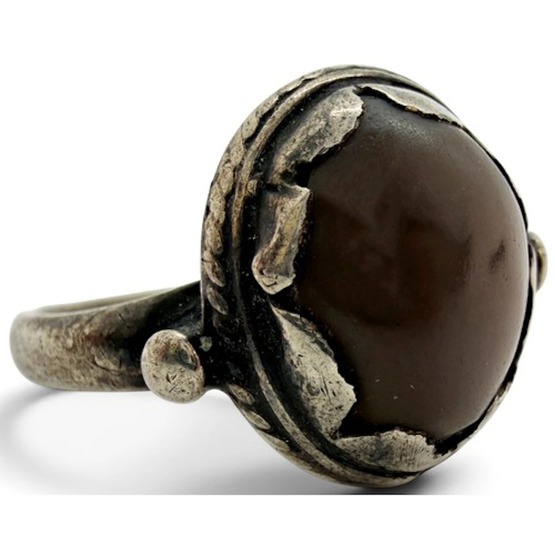 A scarce 17th century silver-mounted amuletic toadstone ring...