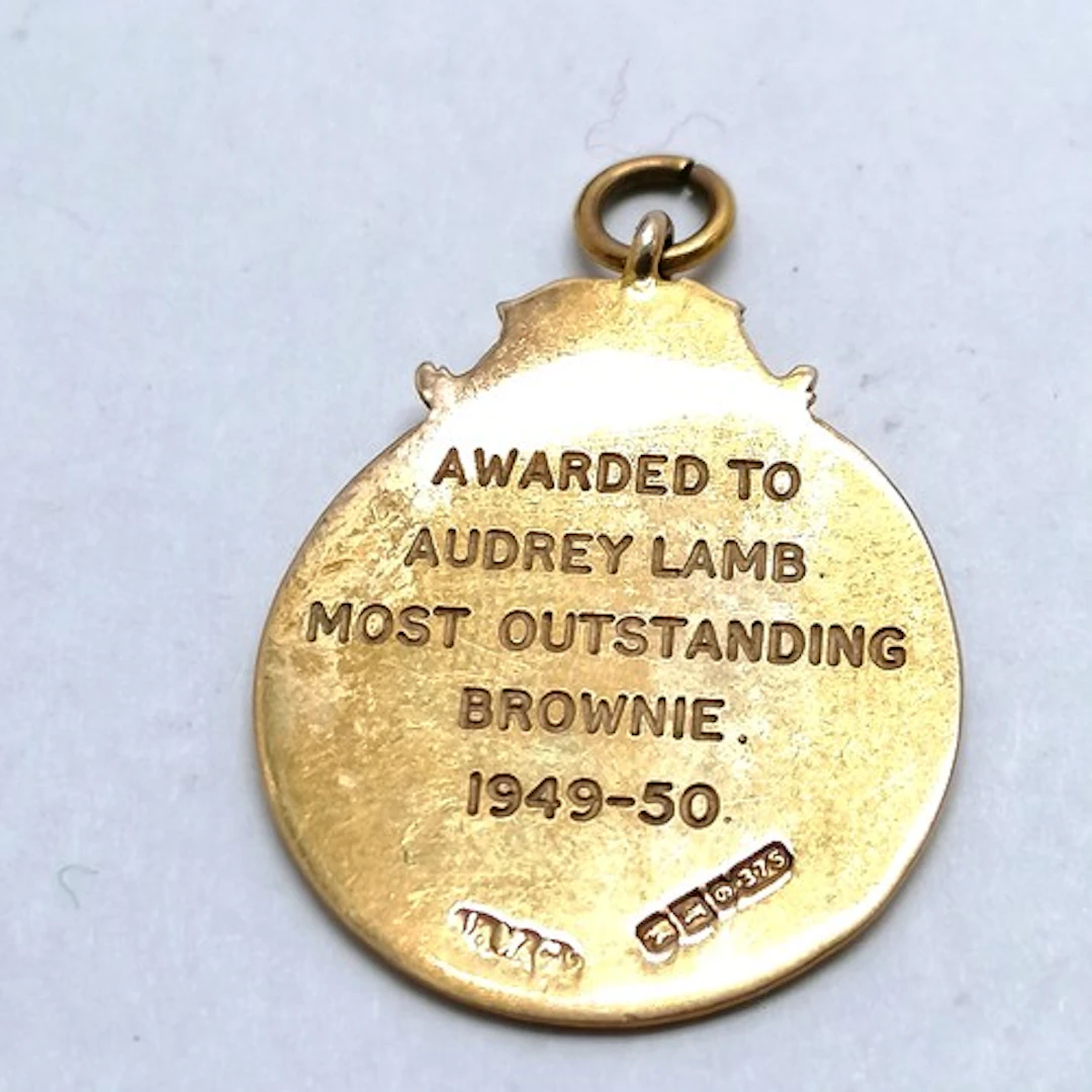9ct hallmarked gold Brownie presentation medallion - 2.2cm d...